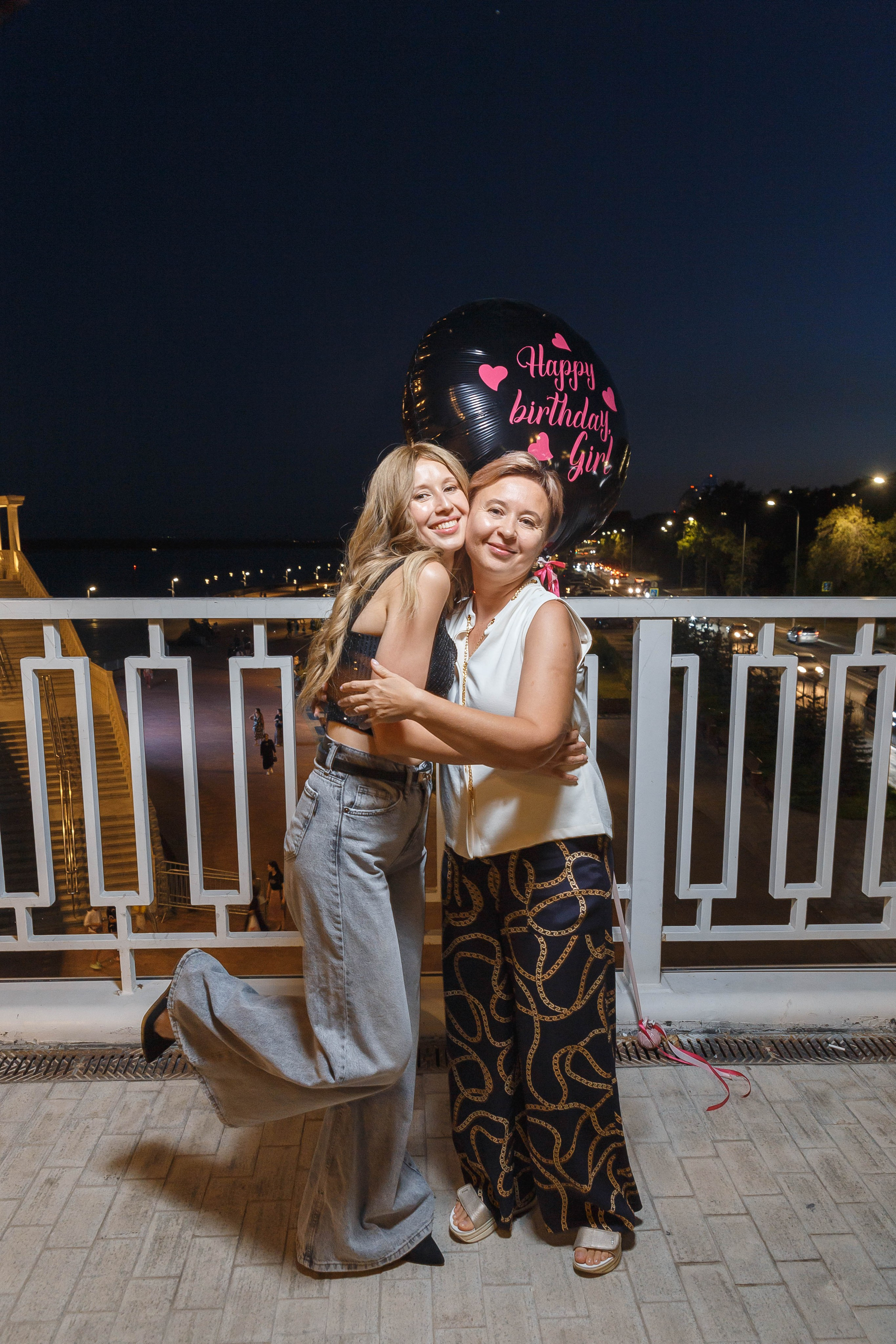День рождения Оксаны: подруги, набережная, торт, шампанское. Событийный фотограф Максим Бескоровайновнов