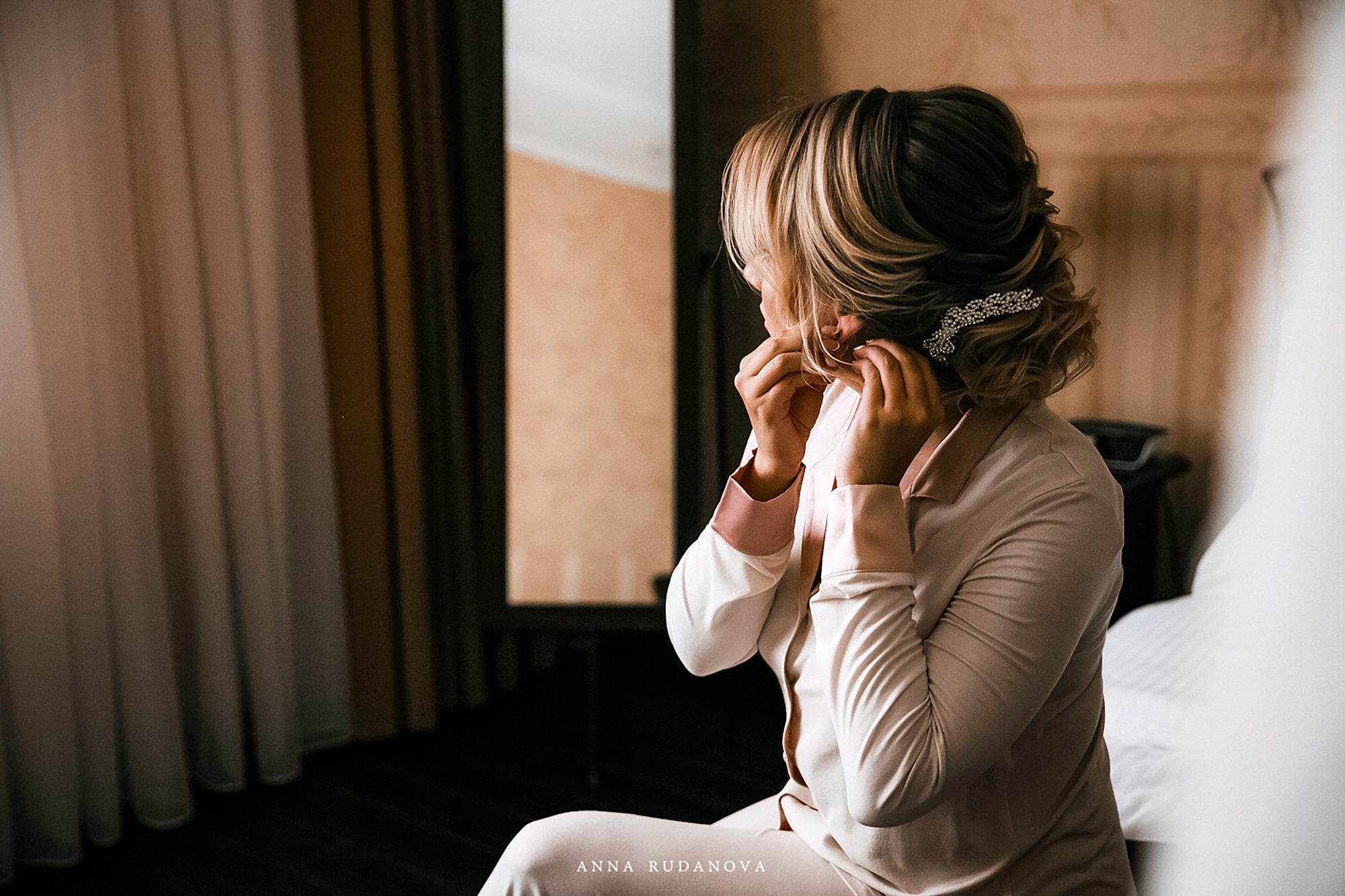 Руданова Анна фотограф. Свадебный фотограф в Нижнем Новгороде, Москве, Саранске, Владимире. Я, свадебный и семейный фотограф Анна Руданова, помогу вам сделать неоценимый вклад в историю потомков. Вы получите универсальное средство укрепления семьи, ведь на моих снимках всегда присутствуют нежность, поддержка и сила настоящей любви. Вне зависимости от типа работы – фотосессии для беременных, свадебной фотосессии или детской фотосессии – я сохраняю свой авторский стиль художественной фотосъемки.