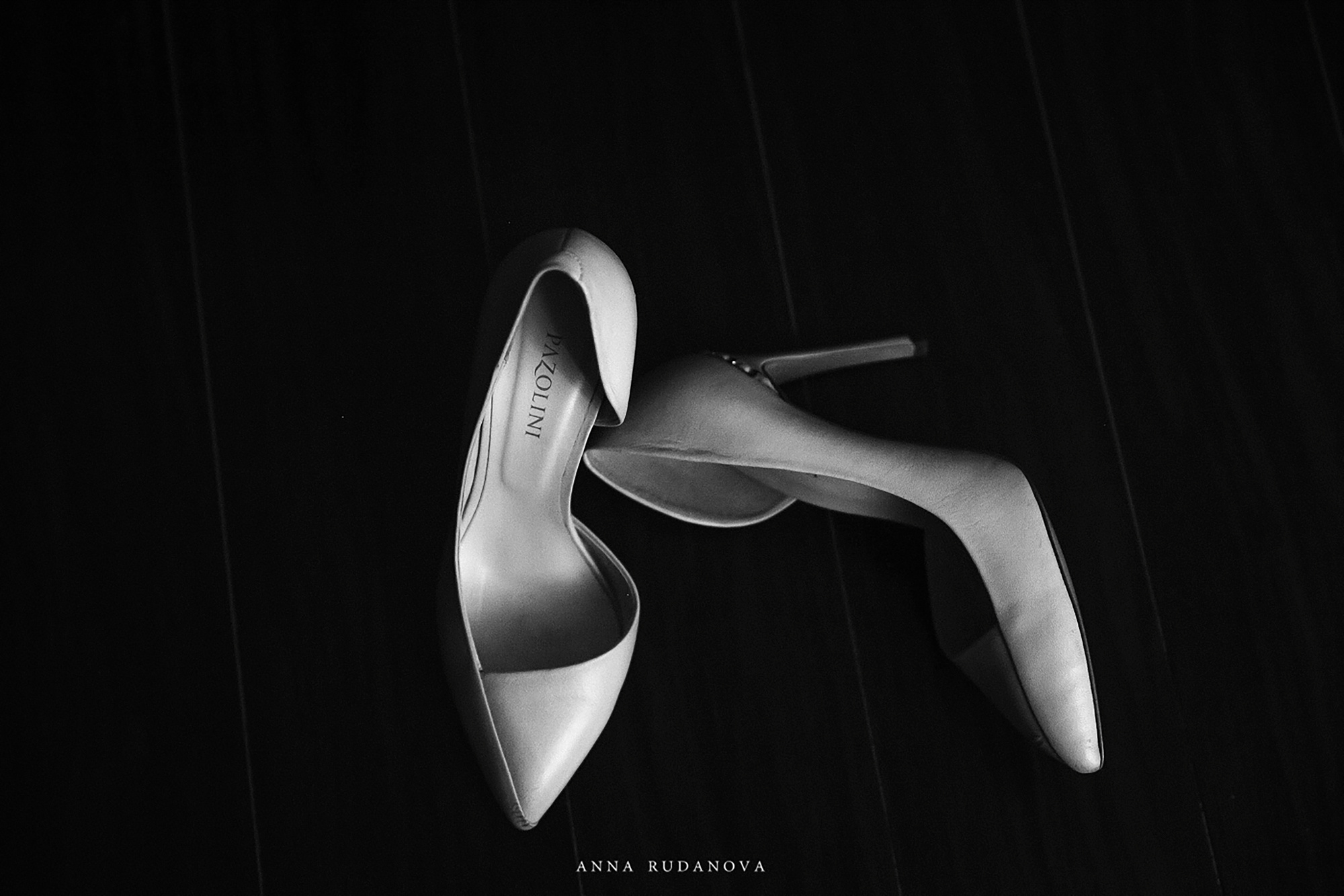 Руданова Анна фотограф. Свадебный фотограф в Нижнем Новгороде, Москве, Саранске, Владимире. Я, свадебный и семейный фотограф Анна Руданова, помогу вам сделать неоценимый вклад в историю потомков. Вы получите универсальное средство укрепления семьи, ведь на моих снимках всегда присутствуют нежность, поддержка и сила настоящей любви. Вне зависимости от типа работы – фотосессии для беременных, свадебной фотосессии или детской фотосессии – я сохраняю свой авторский стиль художественной фотосъемки. Свадебный фотограф в Нижнем Новгороде, Москве, Спб, Арзамасе Анна Руданова. Свадебный день 