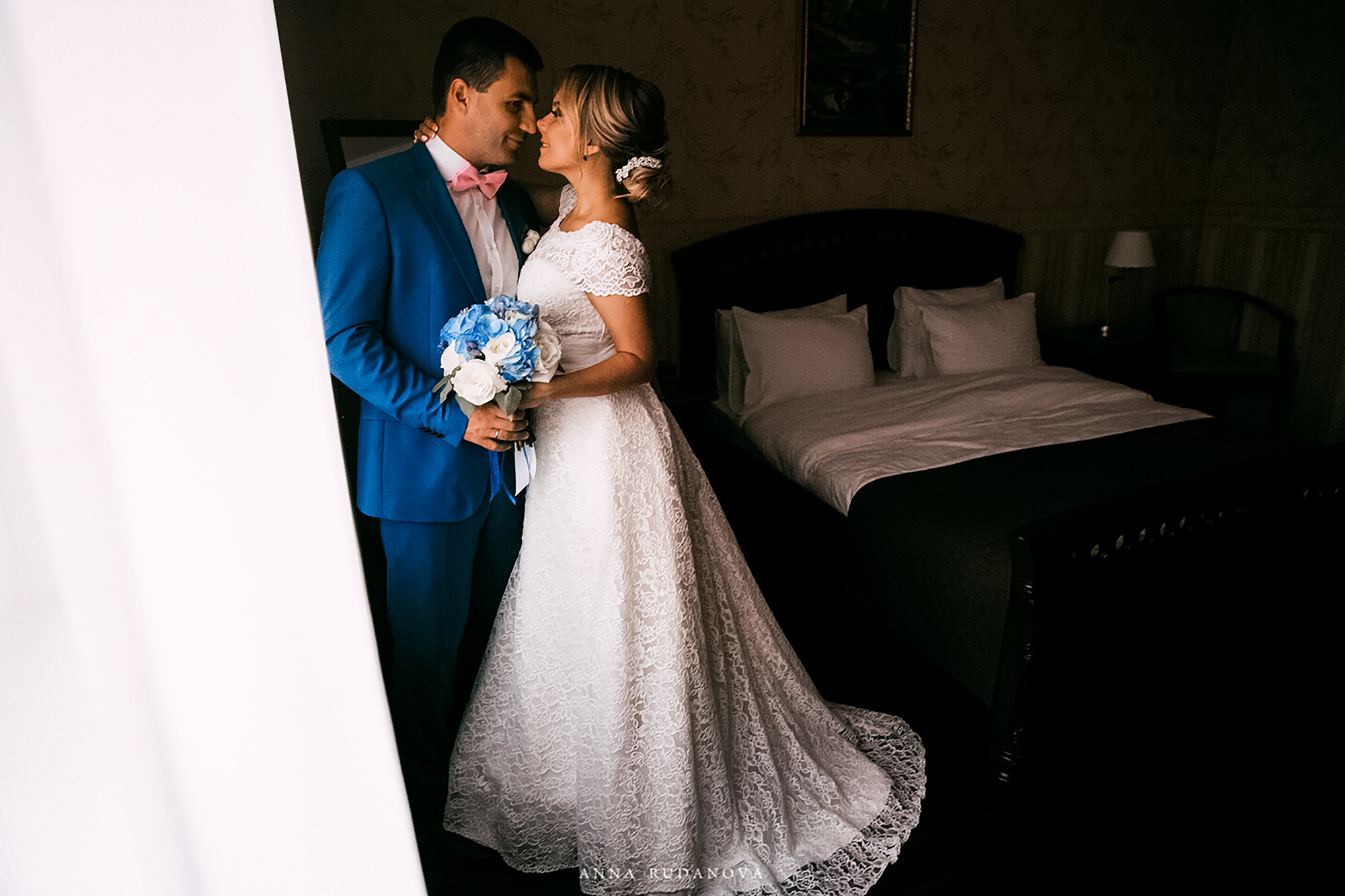 Руданова Анна фотограф. Свадебный фотограф в Нижнем Новгороде, Москве, Саранске, Владимире. Я, свадебный и семейный фотограф Анна Руданова, помогу вам сделать неоценимый вклад в историю потомков. Вы получите универсальное средство укрепления семьи, ведь на моих снимках всегда присутствуют нежность, поддержка и сила настоящей любви. Вне зависимости от типа работы – фотосессии для беременных, свадебной фотосессии или детской фотосессии – я сохраняю свой авторский стиль художественной фотосъемки.