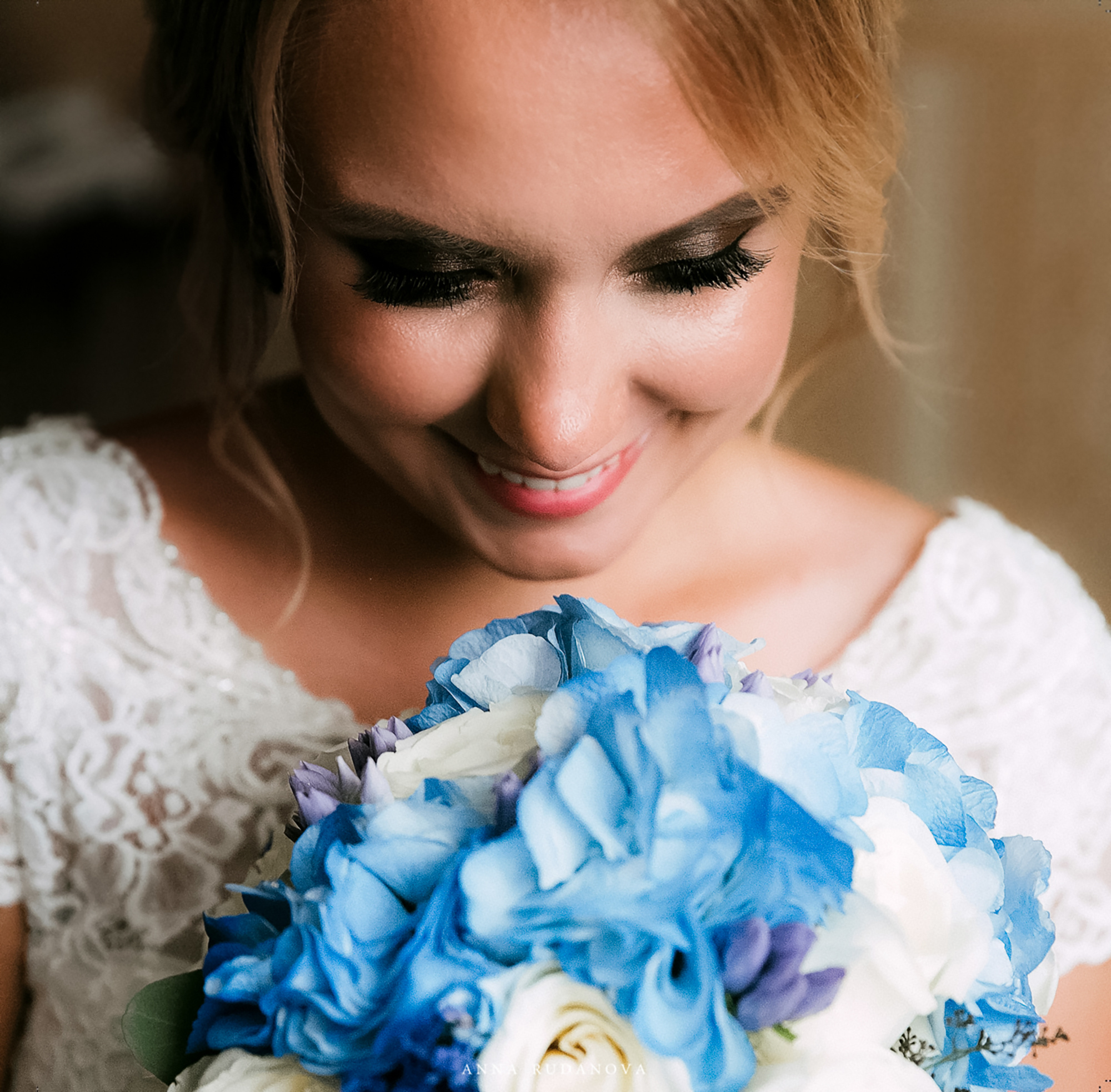 Руданова Анна фотограф. Свадебный фотограф в Нижнем Новгороде, Москве, Саранске, Владимире. Я, свадебный и семейный фотограф Анна Руданова, помогу вам сделать неоценимый вклад в историю потомков. Вы получите универсальное средство укрепления семьи, ведь на моих снимках всегда присутствуют нежность, поддержка и сила настоящей любви. Вне зависимости от типа работы – фотосессии для беременных, свадебной фотосессии или детской фотосессии – я сохраняю свой авторский стиль художественной фотосъемки.