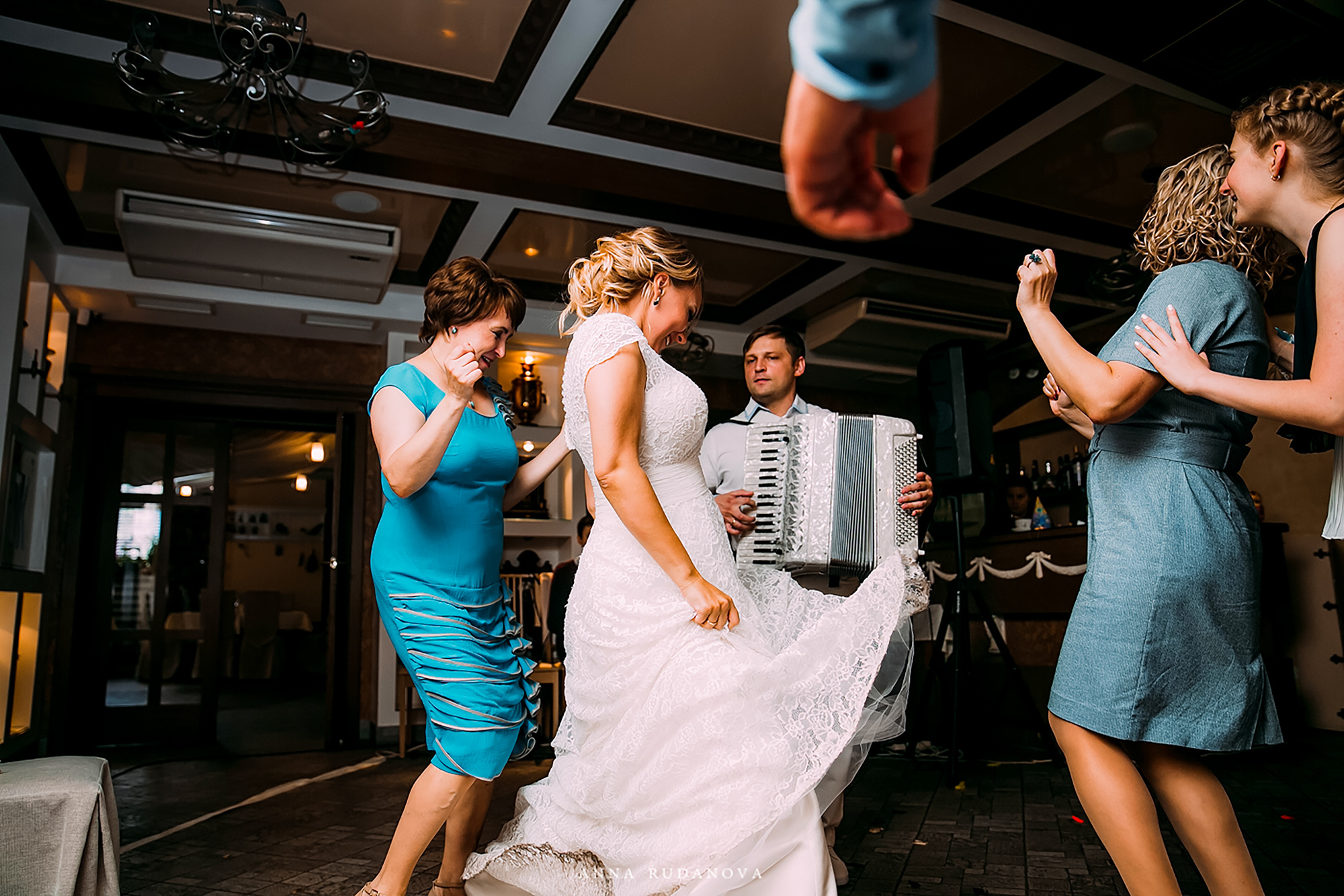 Реавиль Арзамас. Руданова Анна фотограф. Свадебный фотограф в Нижнем Новгороде, Москве, Саранске, Владимире. Я, свадебный и семейный фотограф Анна Руданова, помогу вам сделать неоценимый вклад в историю потомков. Вы получите универсальное средство укрепления семьи, ведь на моих снимках всегда присутствуют нежность, поддержка и сила настоящей любви. Вне зависимости от типа работы – фотосессии для беременных, свадебной фотосессии или детской фотосессии – я сохраняю свой авторский стиль художественной фотосъемки. отель 