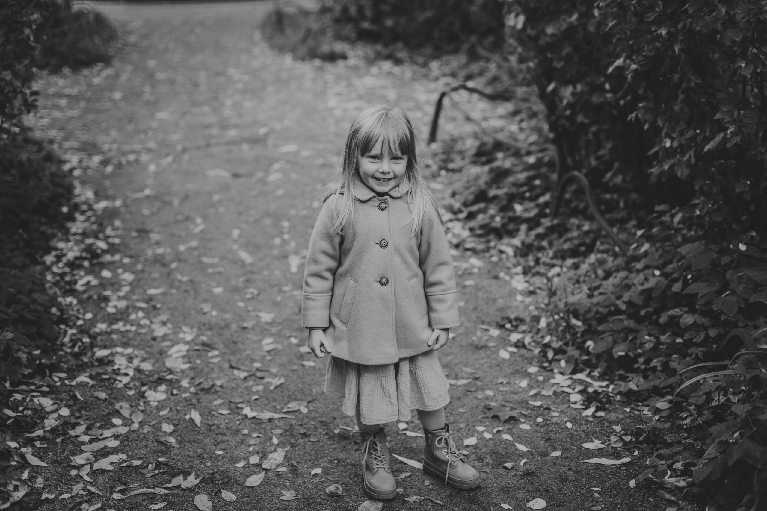 Фотосессия бабушки с внучкой во дворе Сен-Жермен. Детский, свадебный и семейный фотограф Юлия Курбатова, Санкт-Петербург