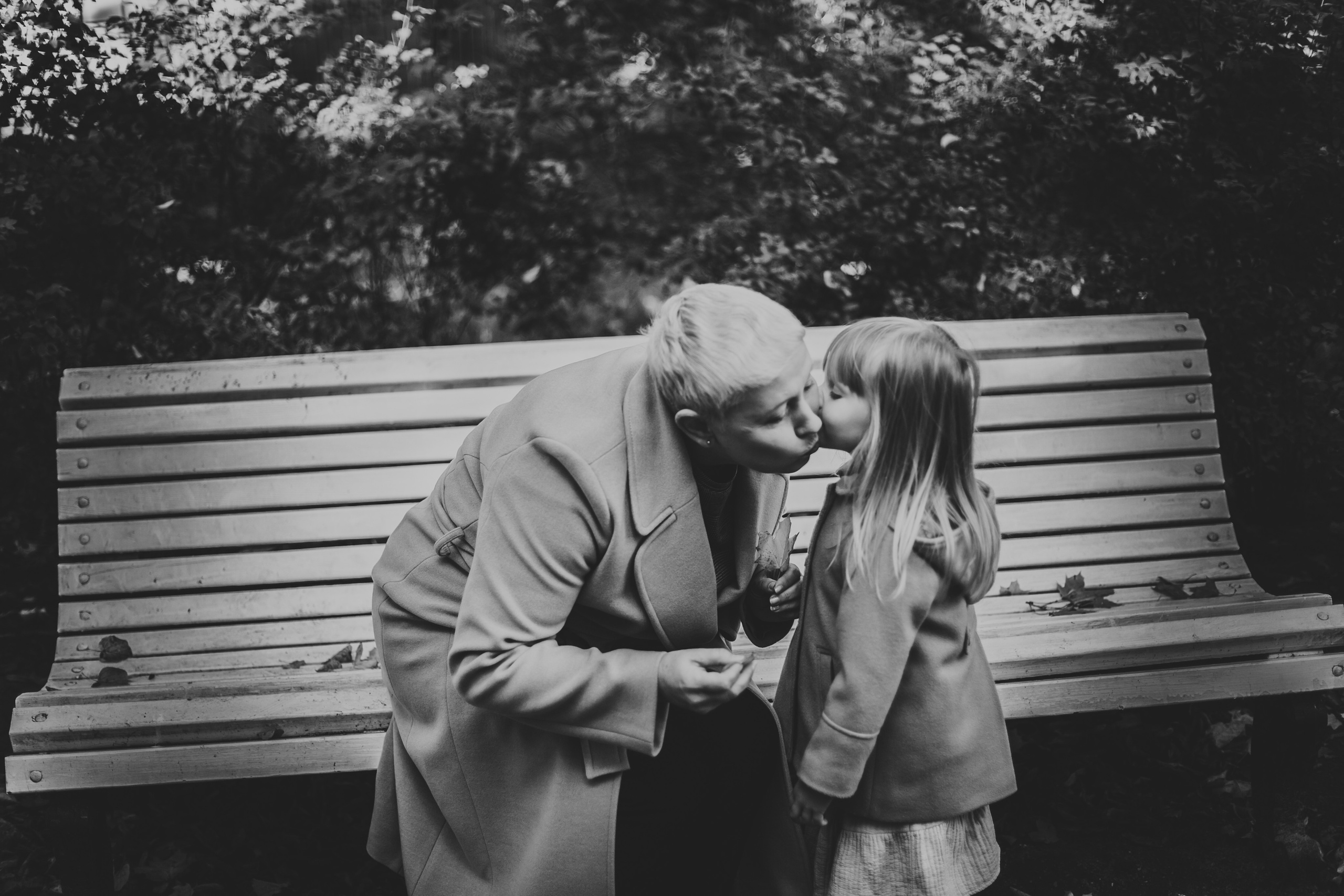 Фотосессия бабушки с внучкой во дворе Сен-Жермен. Детский, свадебный и семейный фотограф Юлия Курбатова, Санкт-Петербург