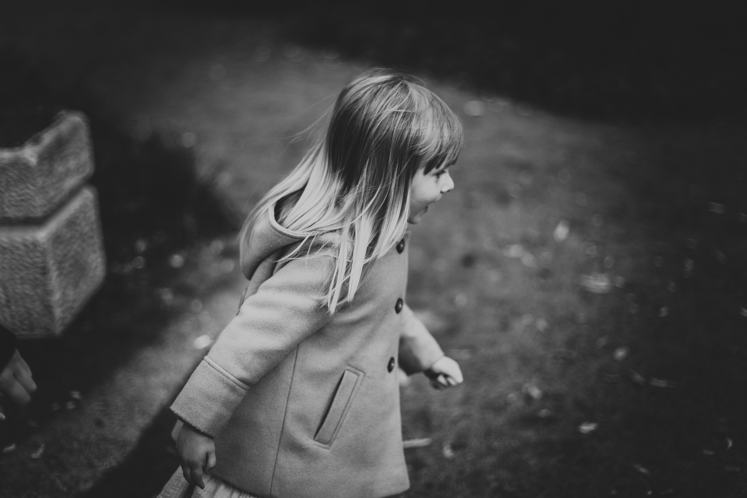 Фотосессия бабушки с внучкой во дворе Сен-Жермен. Детский, свадебный и семейный фотограф Юлия Курбатова, Санкт-Петербург