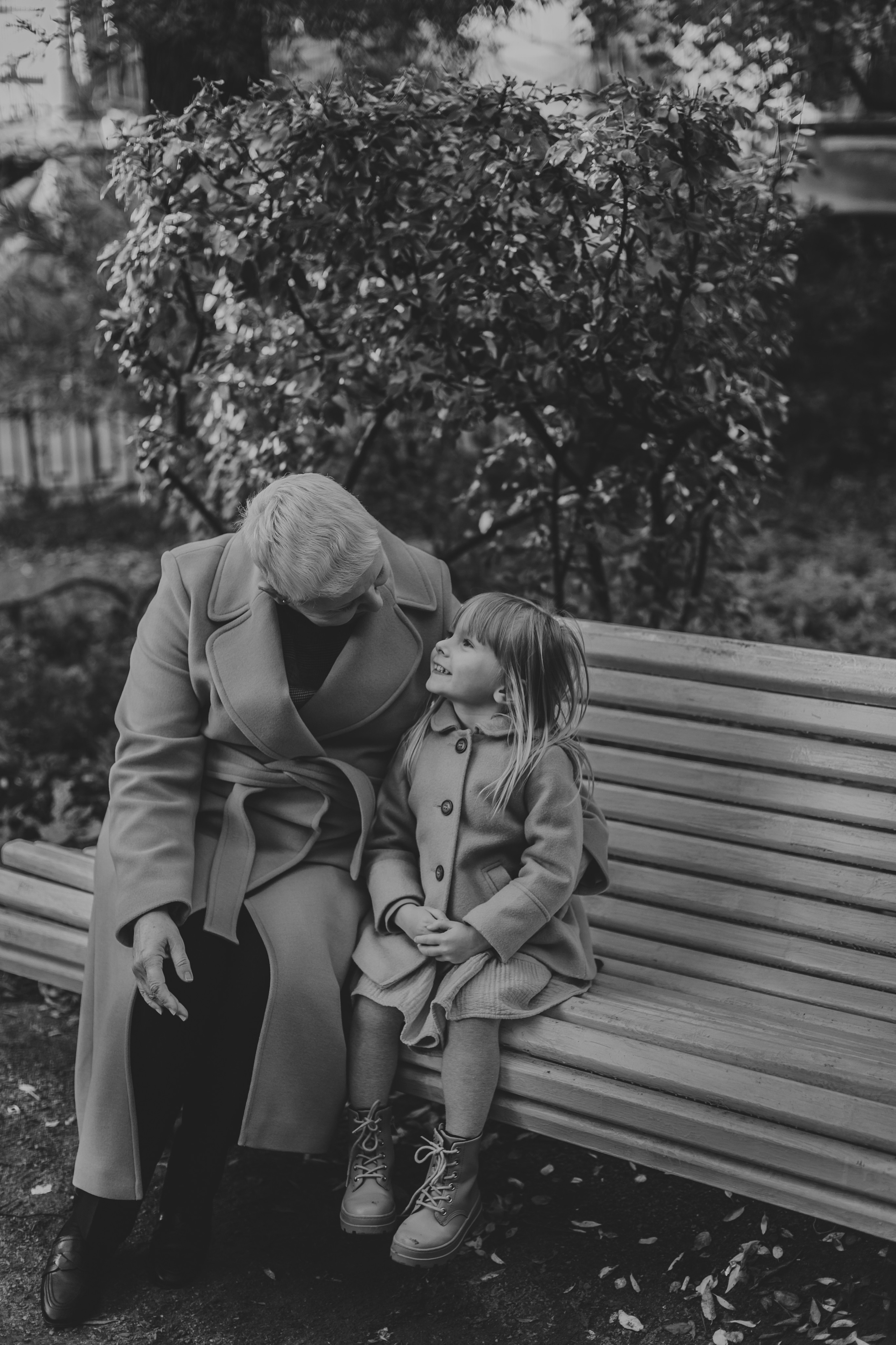 Фотосессия бабушки с внучкой во дворе Сен-Жермен. Детский, свадебный и семейный фотограф Юлия Курбатова, Санкт-Петербург