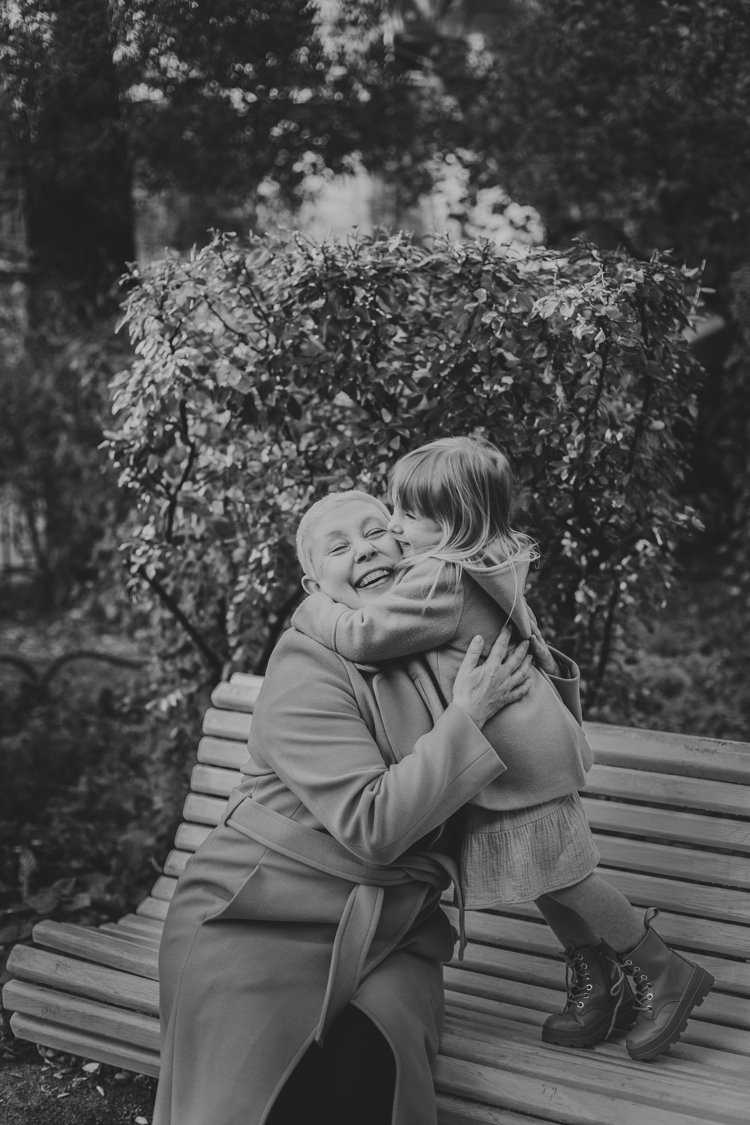 Фотосессия бабушки с внучкой во дворе Сен-Жермен. Детский, свадебный и семейный фотограф Юлия Курбатова, Санкт-Петербург