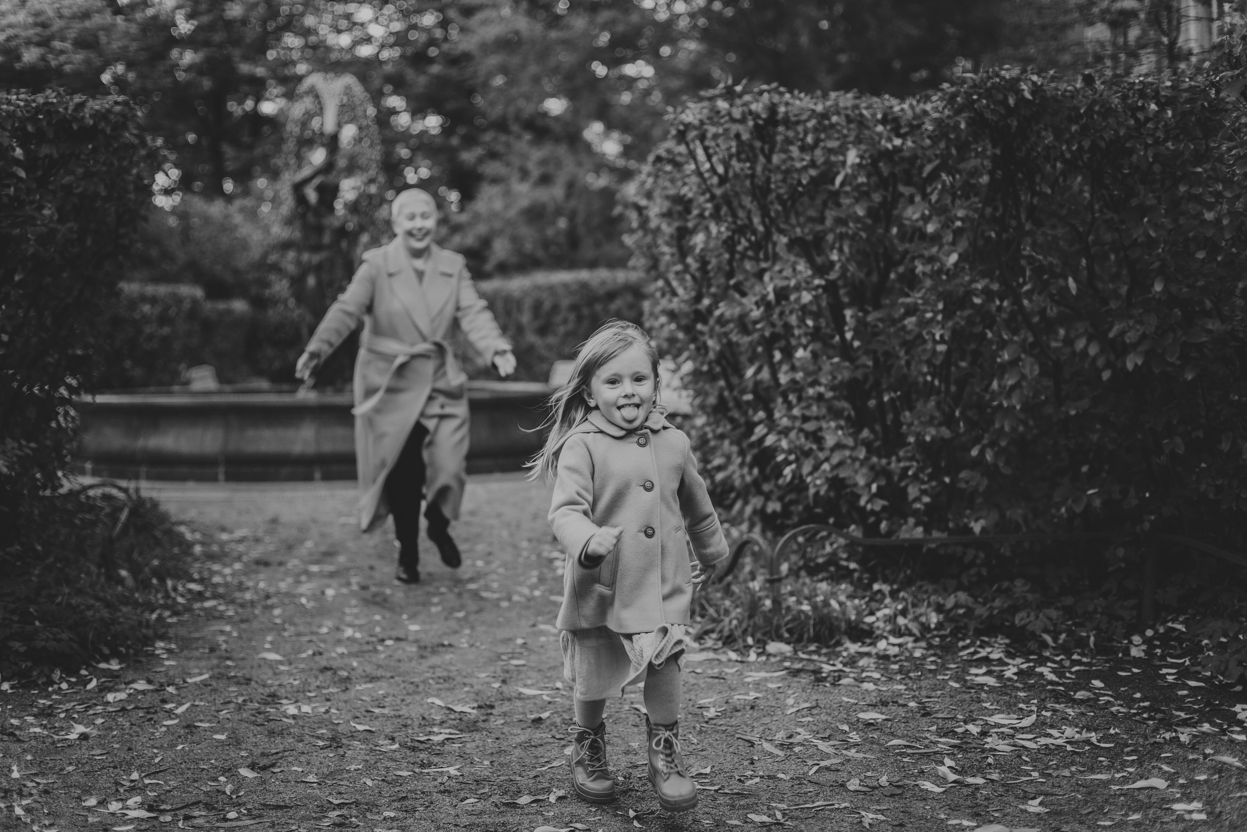 Фотосессия бабушки с внучкой во дворе Сен-Жермен. Детский, свадебный и семейный фотограф Юлия Курбатова, Санкт-Петербург