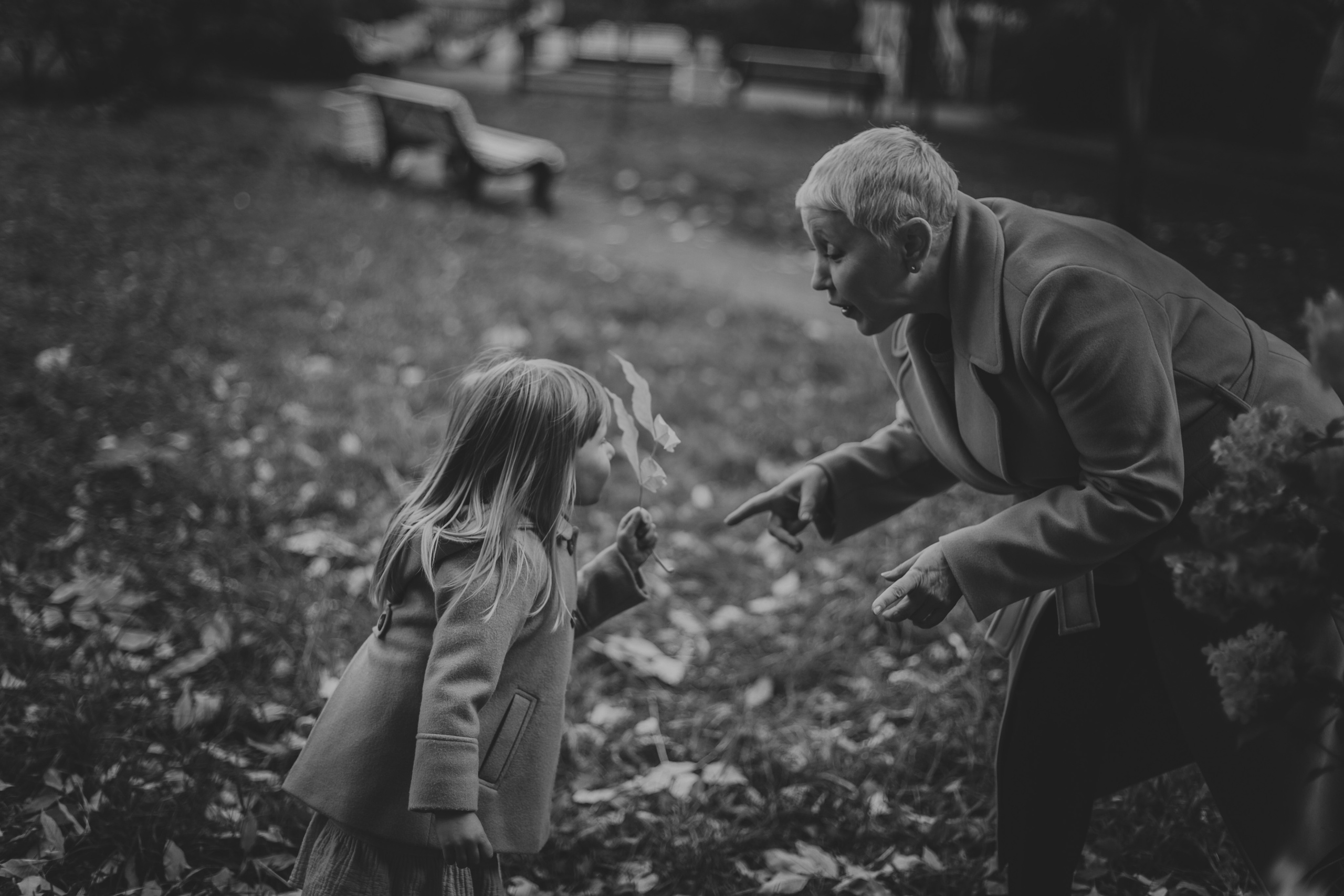 Фотосессия бабушки с внучкой во дворе Сен-Жермен. Детский, свадебный и семейный фотограф Юлия Курбатова, Санкт-Петербург