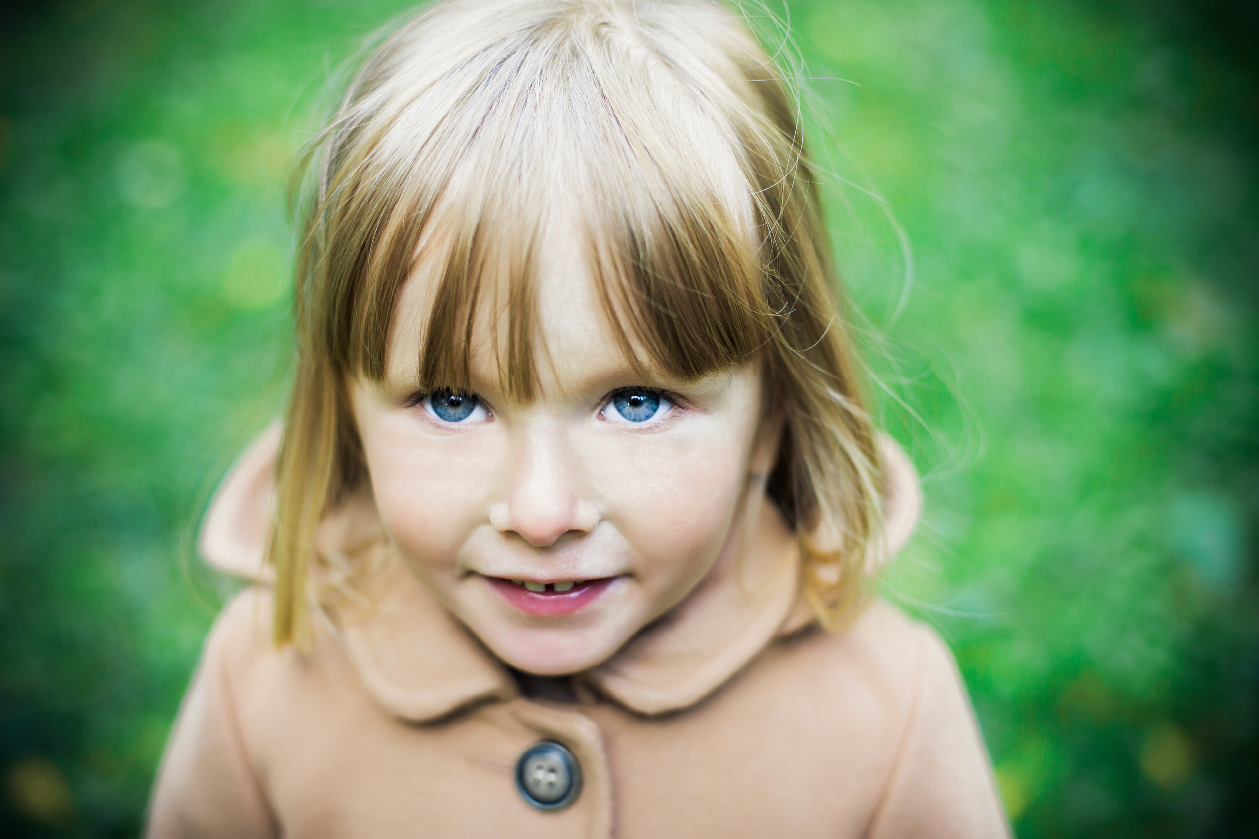 Фотосессия бабушки с внучкой во дворе Сен-Жермен. Детский, свадебный и семейный фотограф Юлия Курбатова, Санкт-Петербург