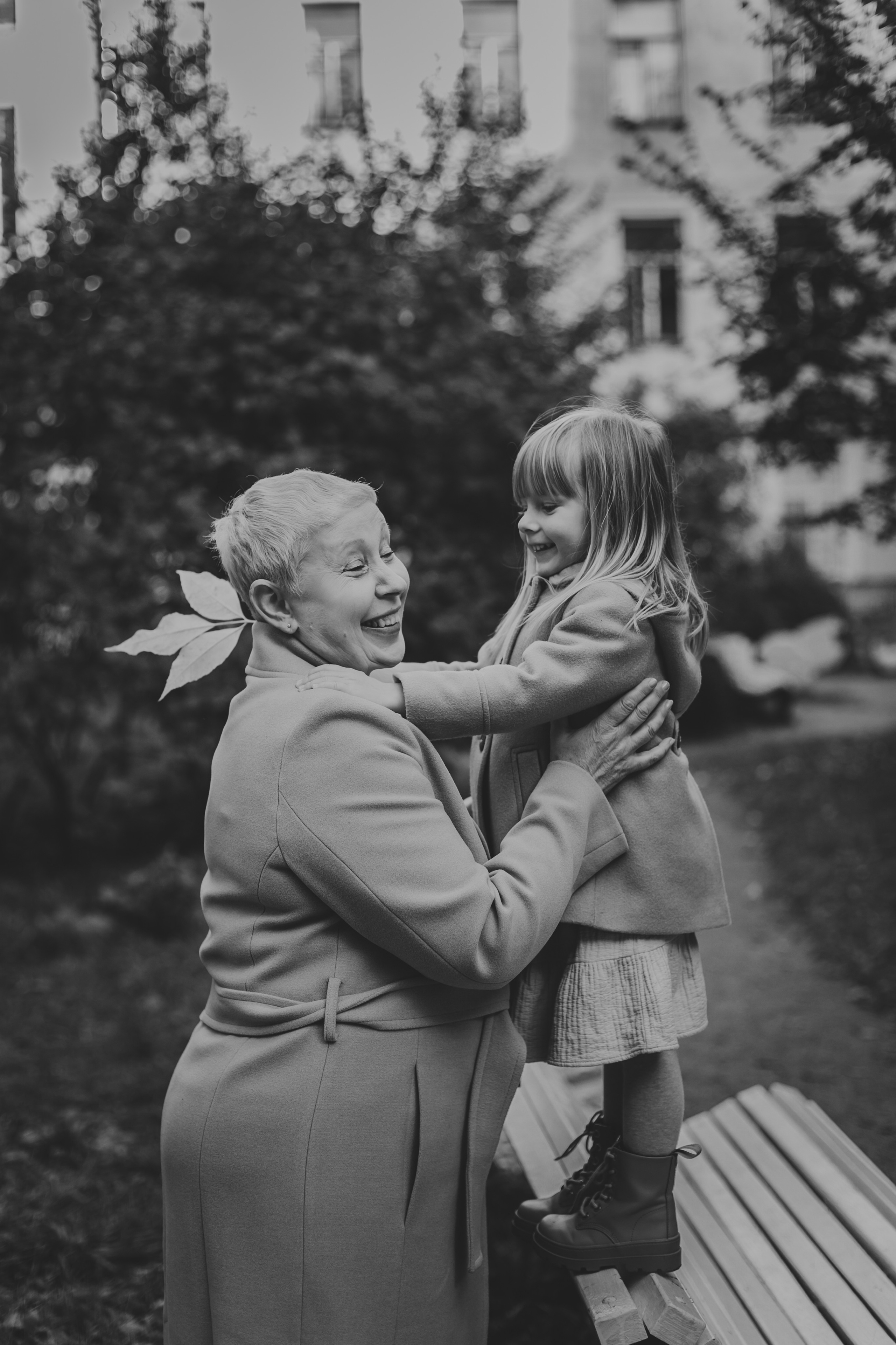 Фотосессия бабушки с внучкой во дворе Сен-Жермен. Детский, свадебный и семейный фотограф Юлия Курбатова, Санкт-Петербург