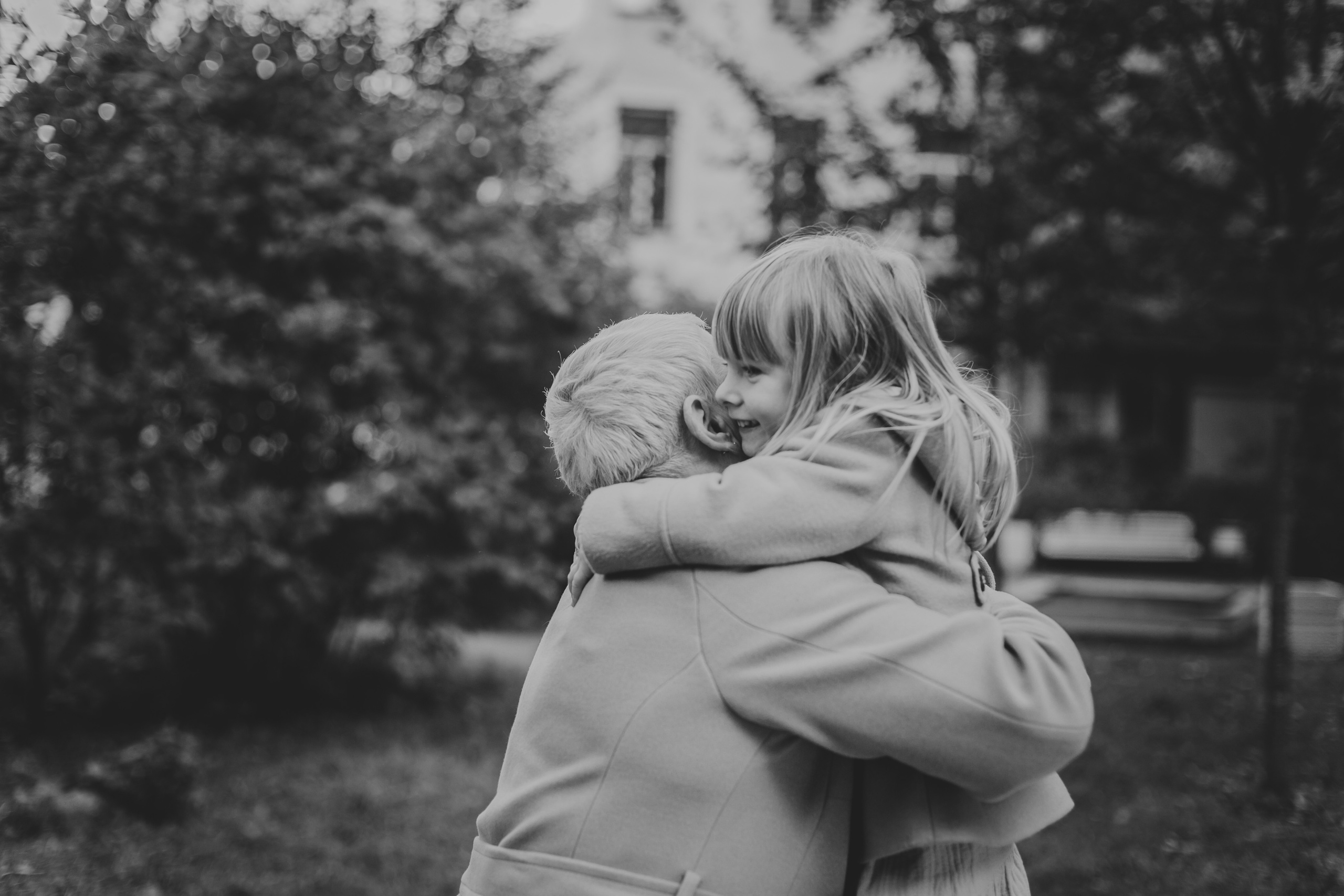 Фотосессия бабушки с внучкой во дворе Сен-Жермен. Детский, свадебный и семейный фотограф Юлия Курбатова, Санкт-Петербург