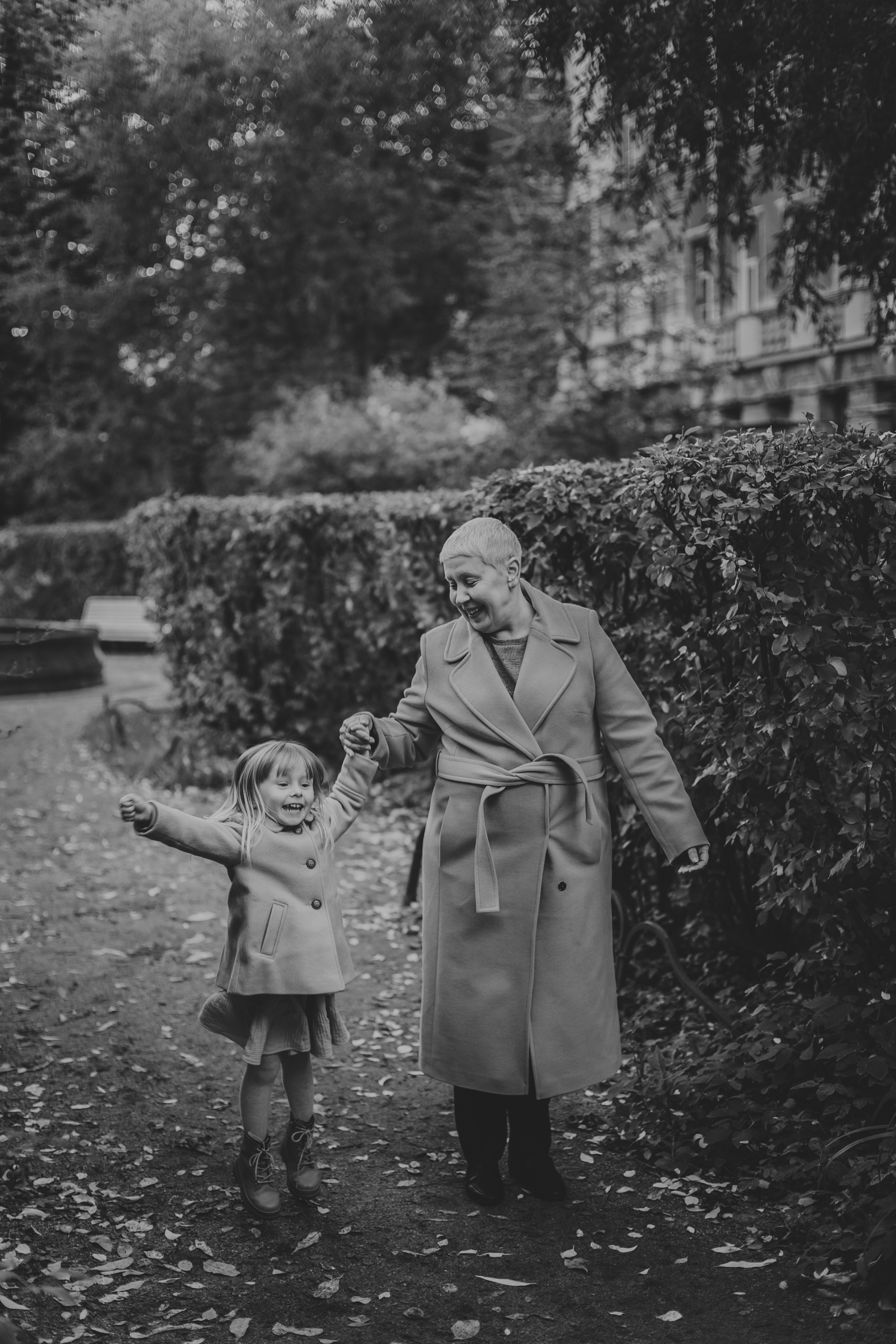 Фотосессия бабушки с внучкой во дворе Сен-Жермен. Детский, свадебный и семейный фотограф Юлия Курбатова, Санкт-Петербург