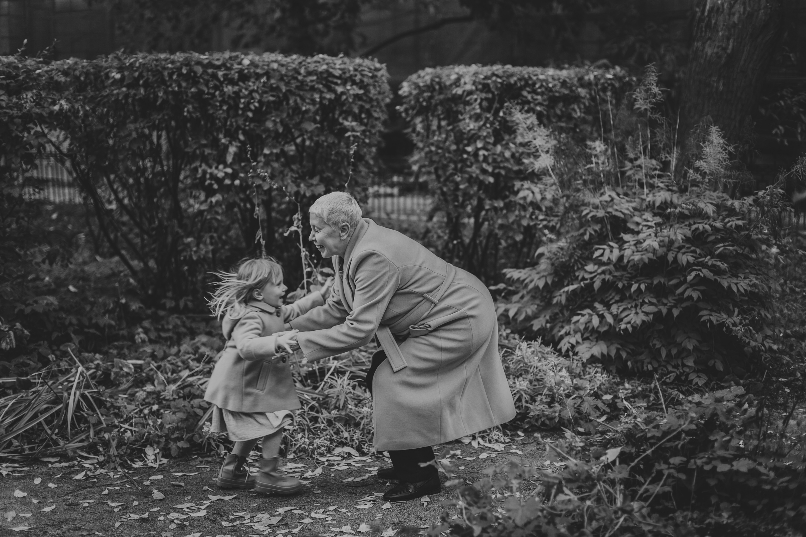 Фотосессия бабушки с внучкой во дворе Сен-Жермен. Детский, свадебный и семейный фотограф Юлия Курбатова, Санкт-Петербург
