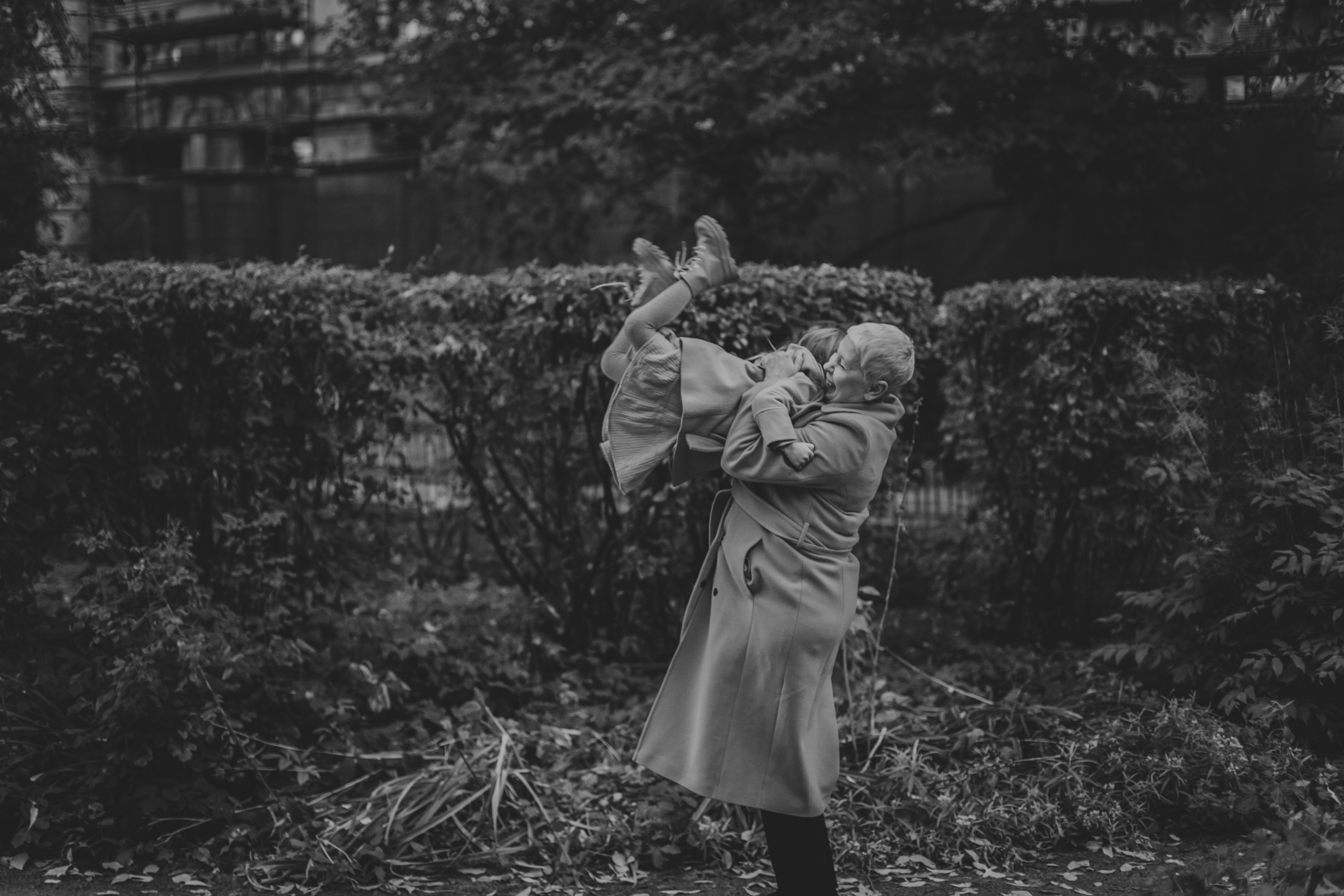 Фотосессия бабушки с внучкой во дворе Сен-Жермен. Детский, свадебный и семейный фотограф Юлия Курбатова, Санкт-Петербург