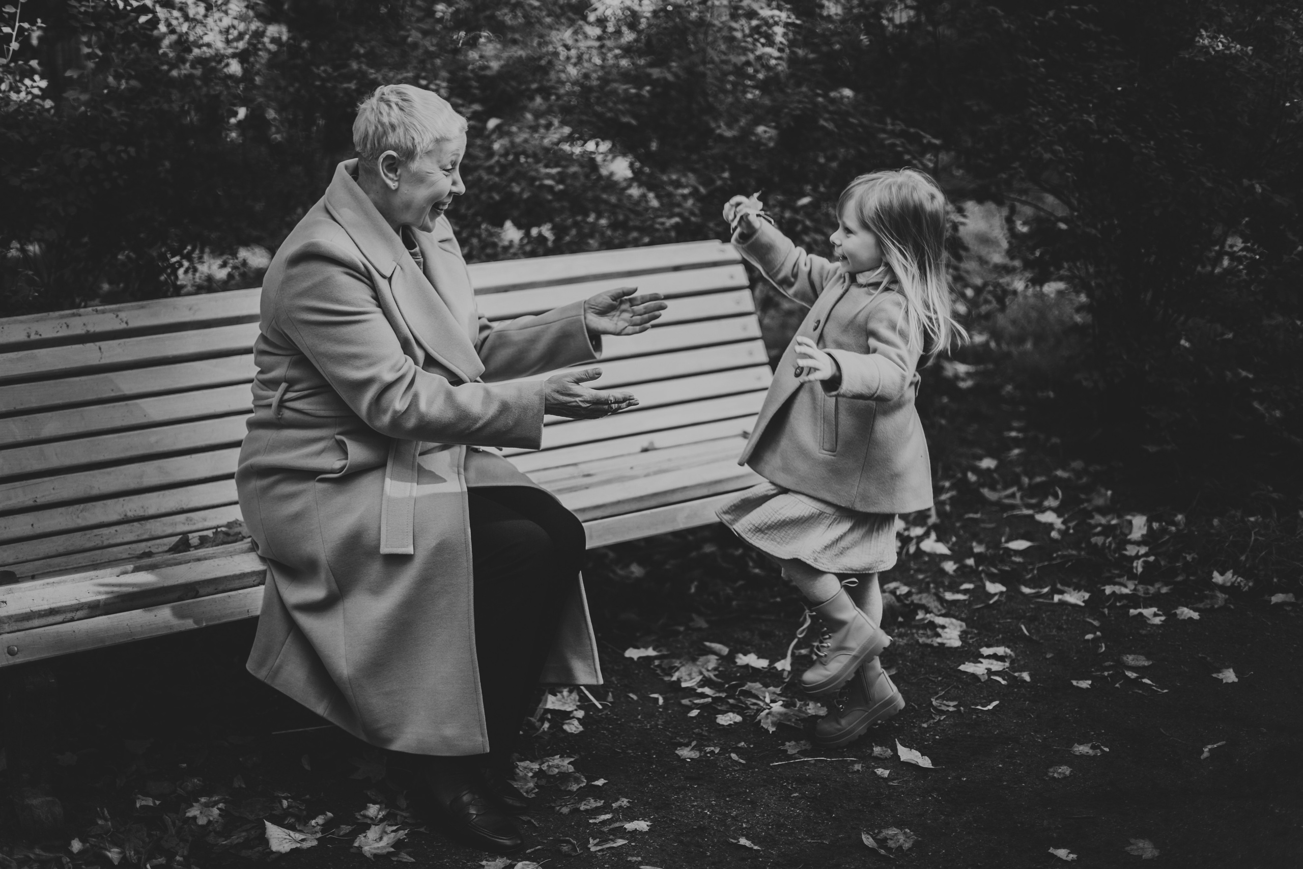 Фотосессия бабушки с внучкой во дворе Сен-Жермен. Детский, свадебный и семейный фотограф Юлия Курбатова, Санкт-Петербург