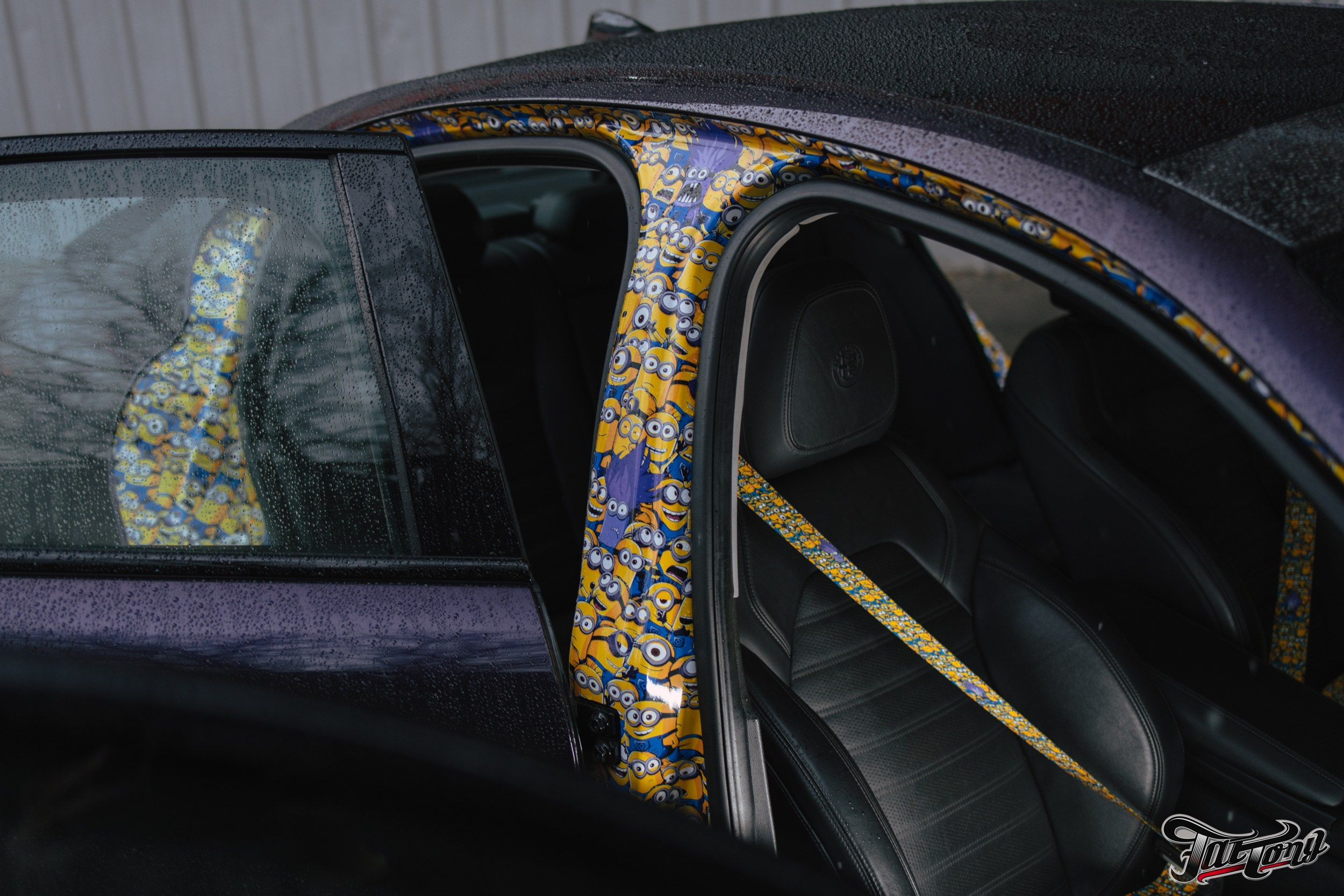 Alfa Romeo Giulia ремни безопасности с принтом и оклейка проемов. DeLorein