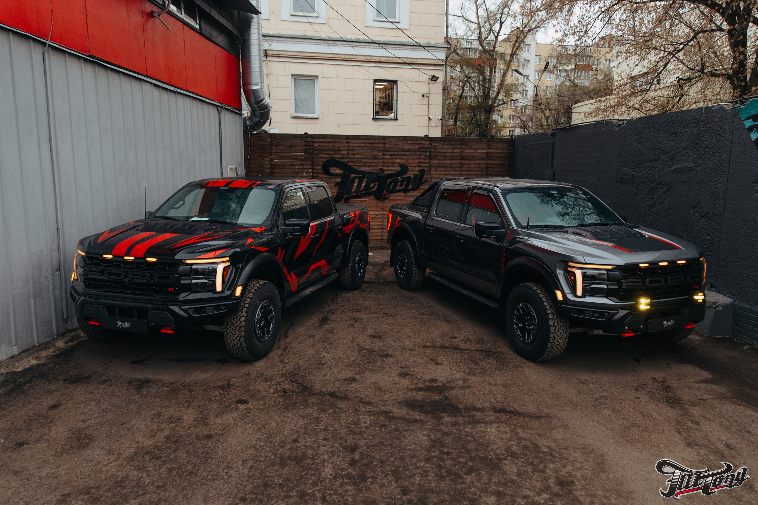 2x Ford Raptor R. DeLorein