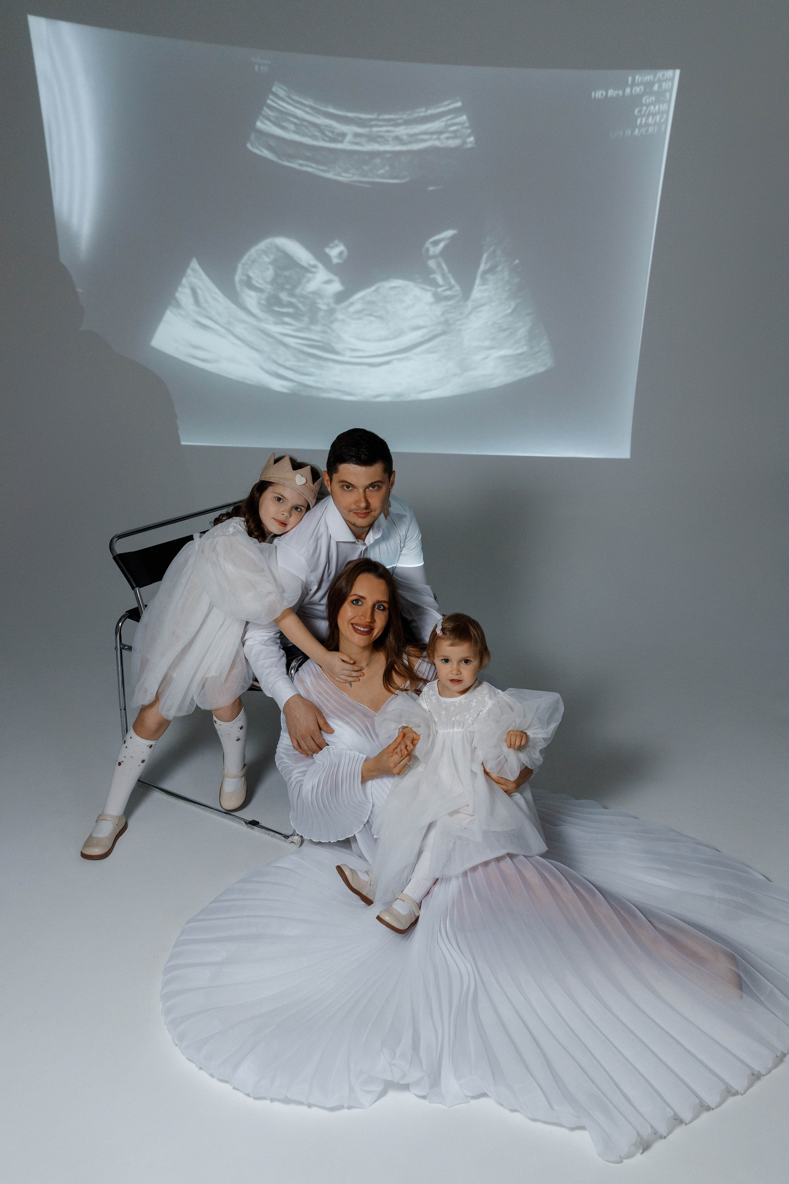 Фотосессия беременности в студии с проектором. Фотограф Александра Сыщенко