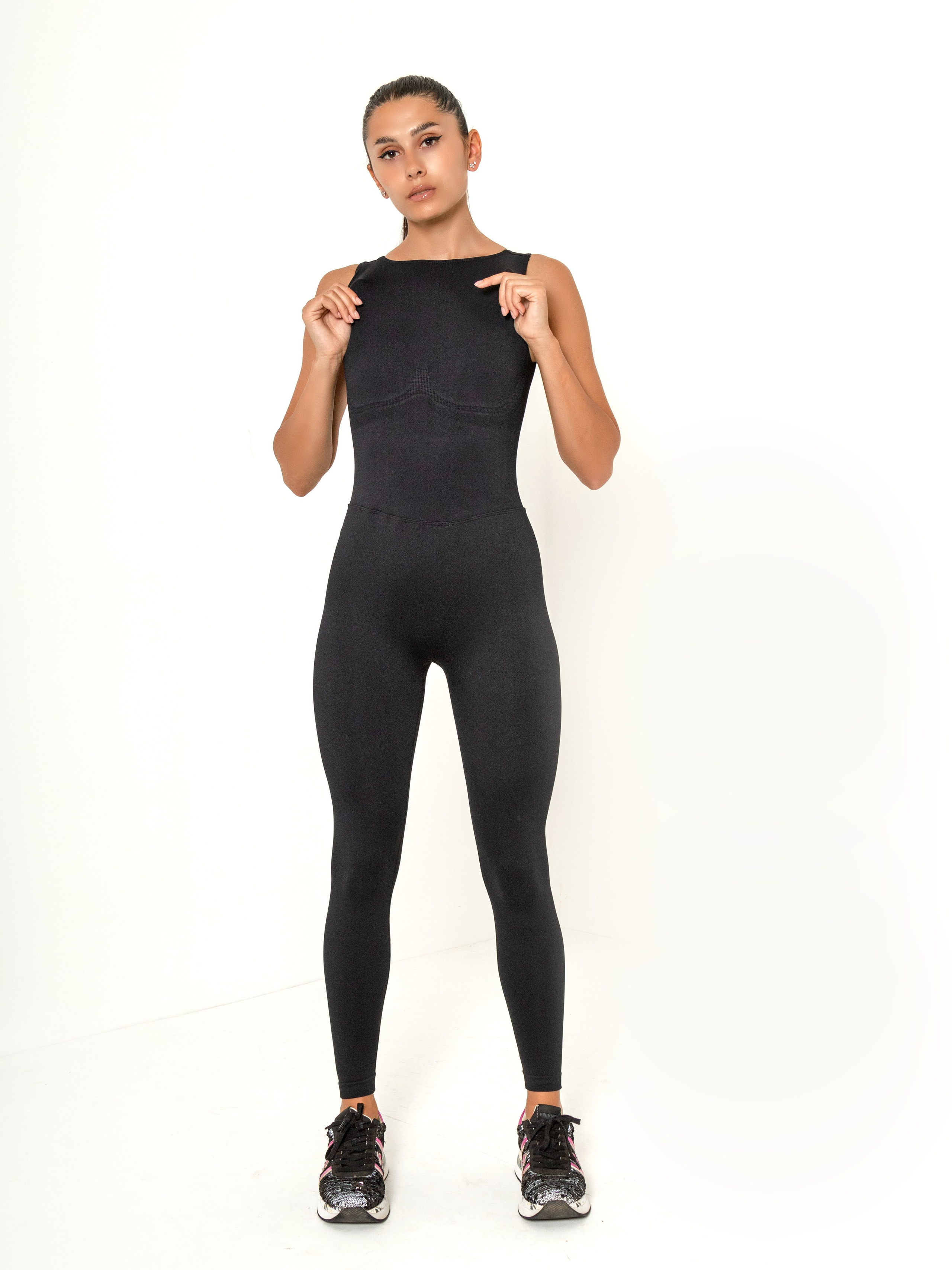 Спортивный комбинезон. Фотостудия для Wildberries Ozon