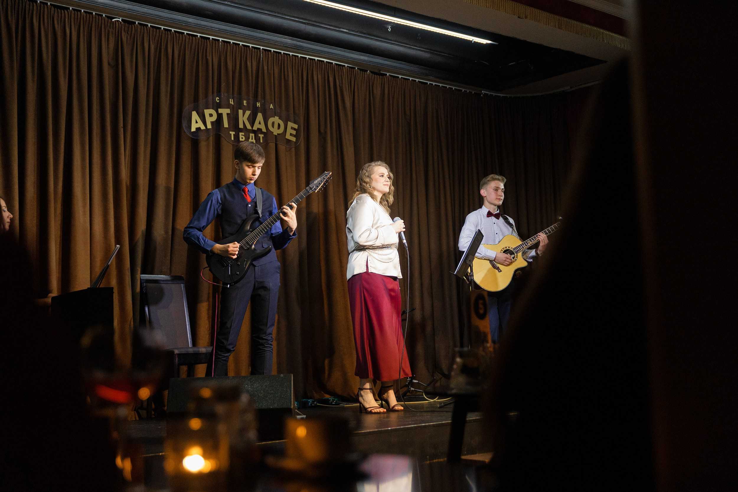 Выступление YOLO band в арт кафе. Фотограф Тюмень