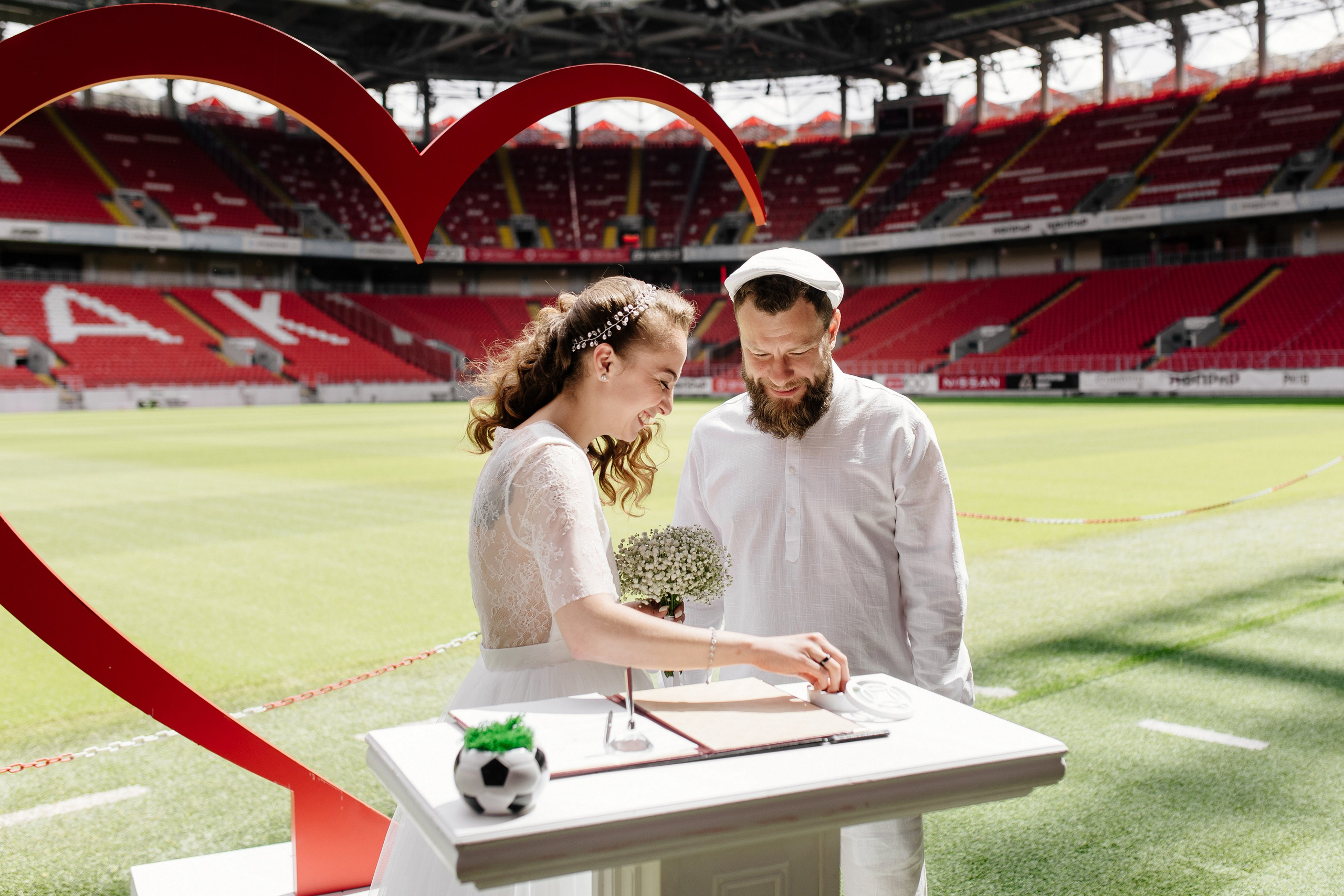 Свадьба на стадионе Спартак Лукойл Арена, свадьба на Северном речном вокзале, свадьба в метро, новые адреса счастья. Свадебный и семейный фотограф Екатерина Иванова