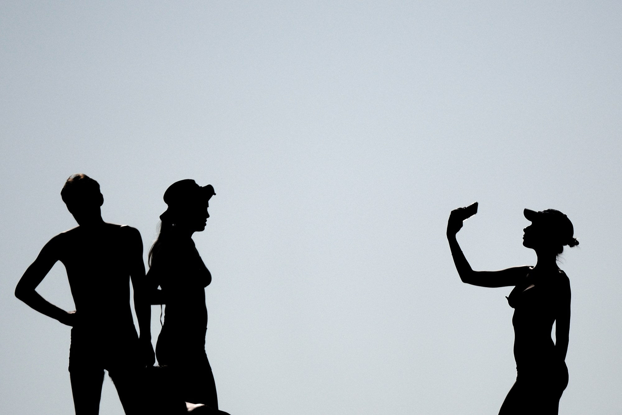 Горожане фотографируются на пляже на Семейкином острове в Томске. 13 июня, 2025. Никита Гольцов / РИА Томск.