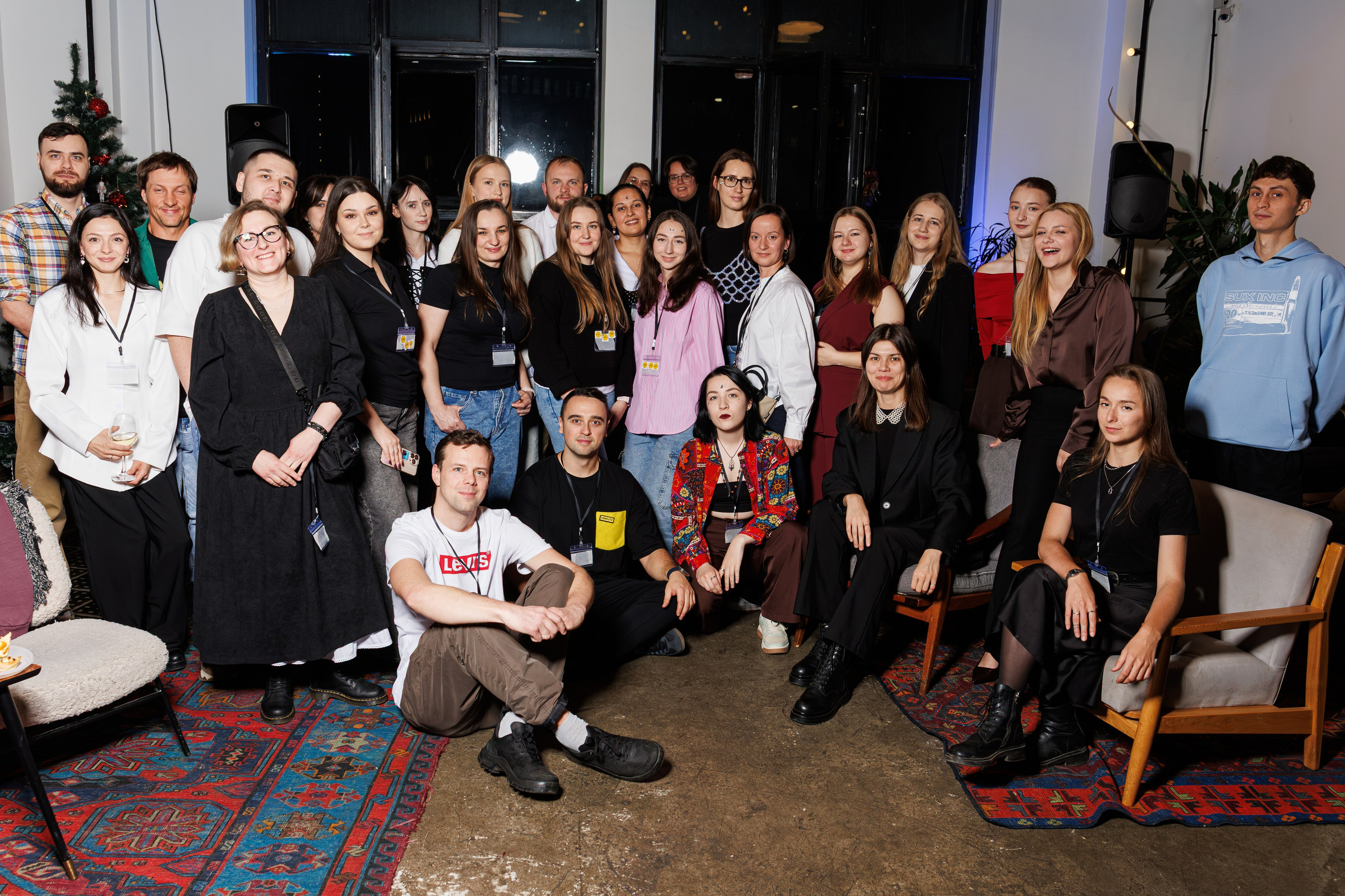 Групповая фотография коллег на корпоративном мероприятии в Москве.
