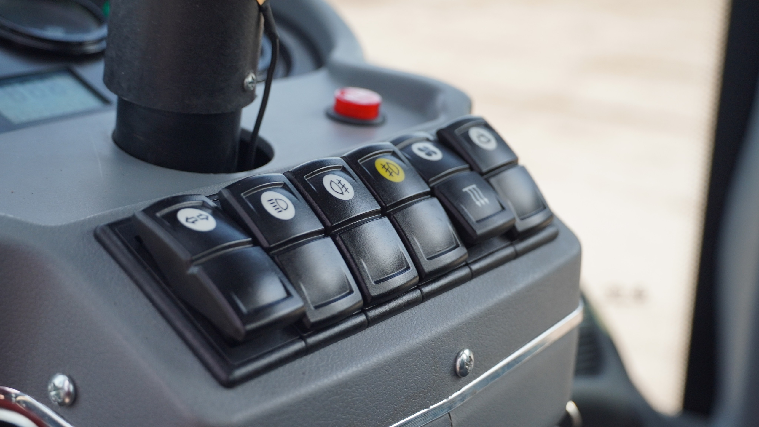 Фото фронт.погр. Beezone 918. Продажа и обслуживание грузовой техники и спецтехники в г. Новосибирск компания СТИ