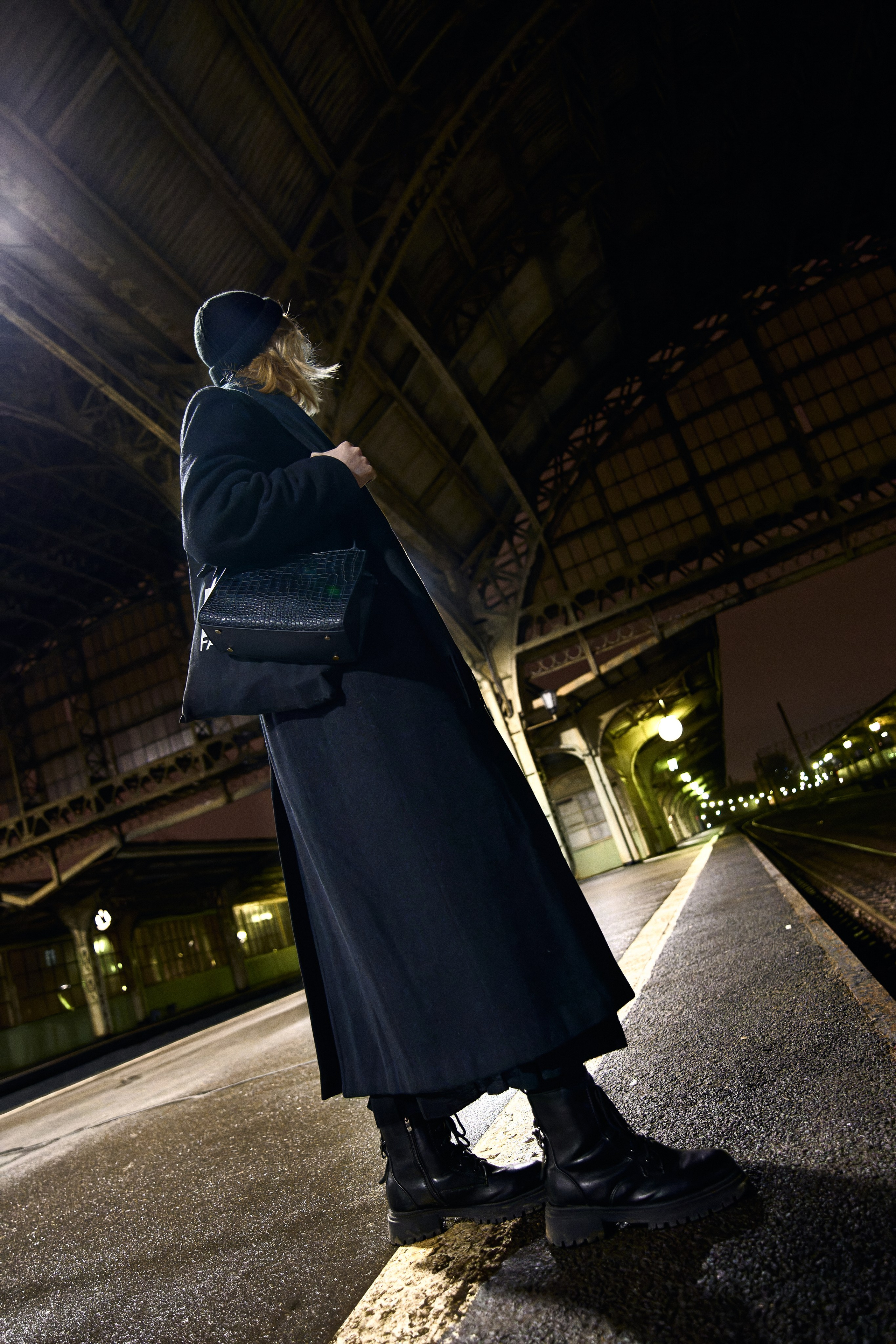 Девушка в пальто на старом вокзале