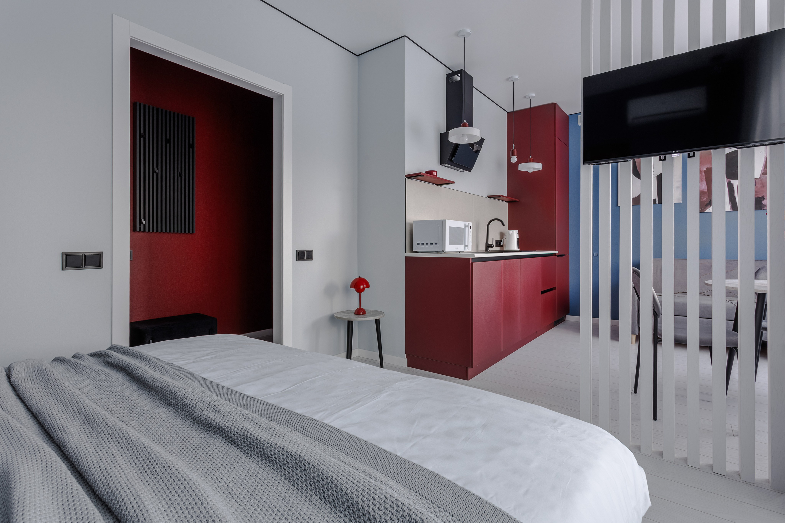  Правильное освещение: Используем естественное и искусственное освещение для создания теплой, гостеприимной атмосферы, что особенно важно для посуточной аренды.