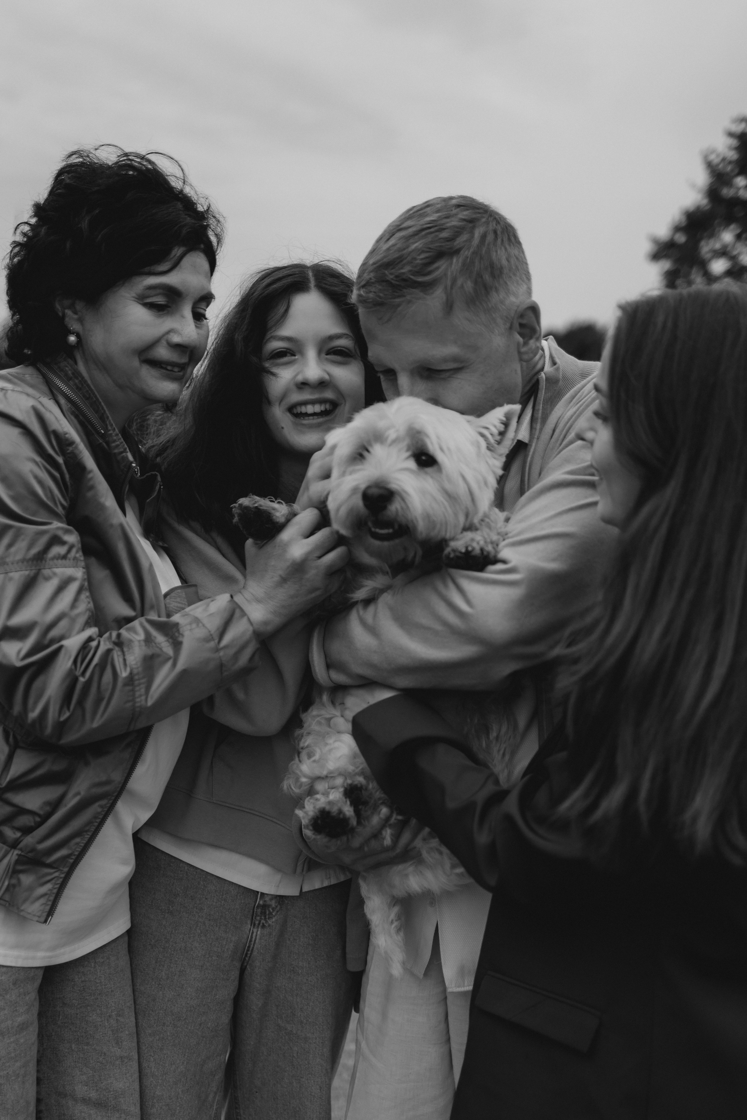 Моника, Мишель, Юлия, Дмитрий и песик Беня. Семейный, домашний, ньюборн фотограф Москва Цветкова Елизавета