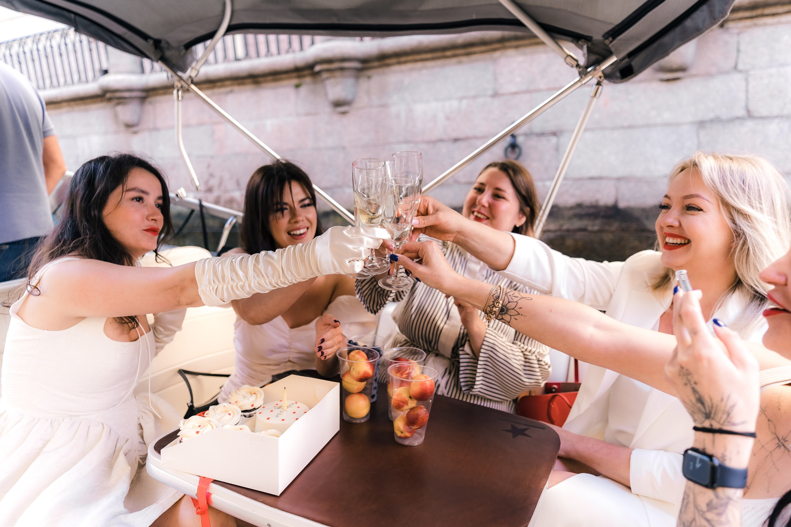 Фотосъемка девичника, встреча девушек, веселые женские портреты