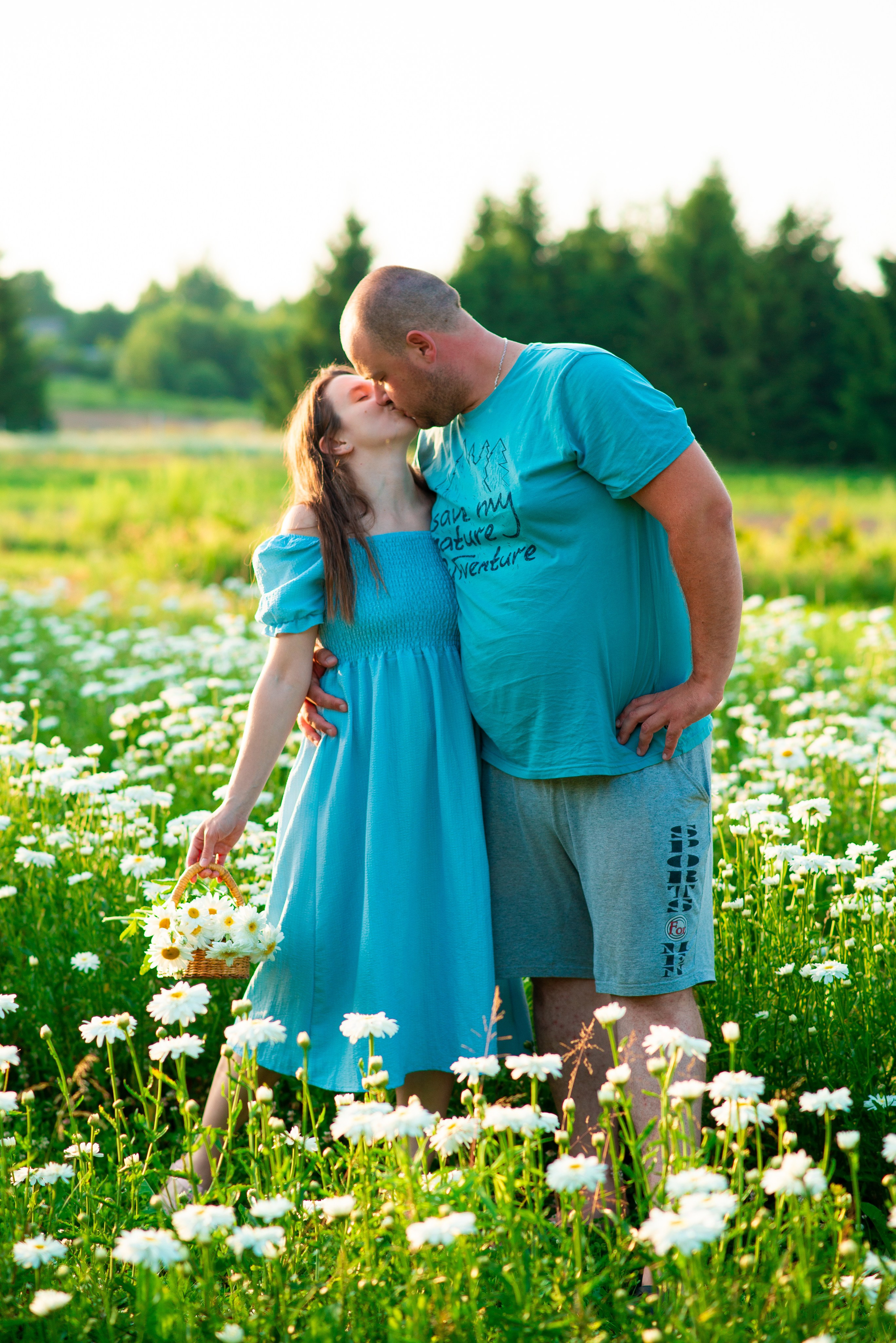 Вероника с семьей в ромашках. Семейный фотограф на выписку из роддома и крещение Минск Настя Гришук