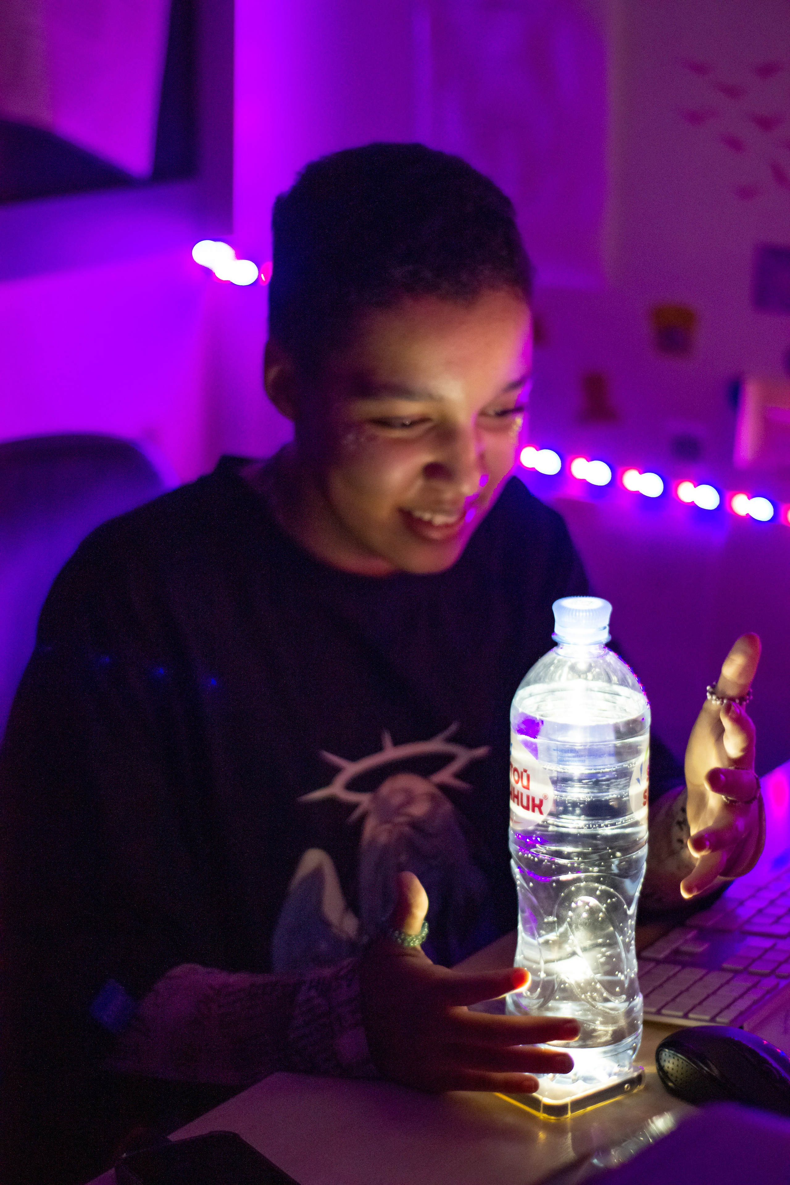 Эстер в неоне. Фотограф и видеограф в Москве Анна Матюхина