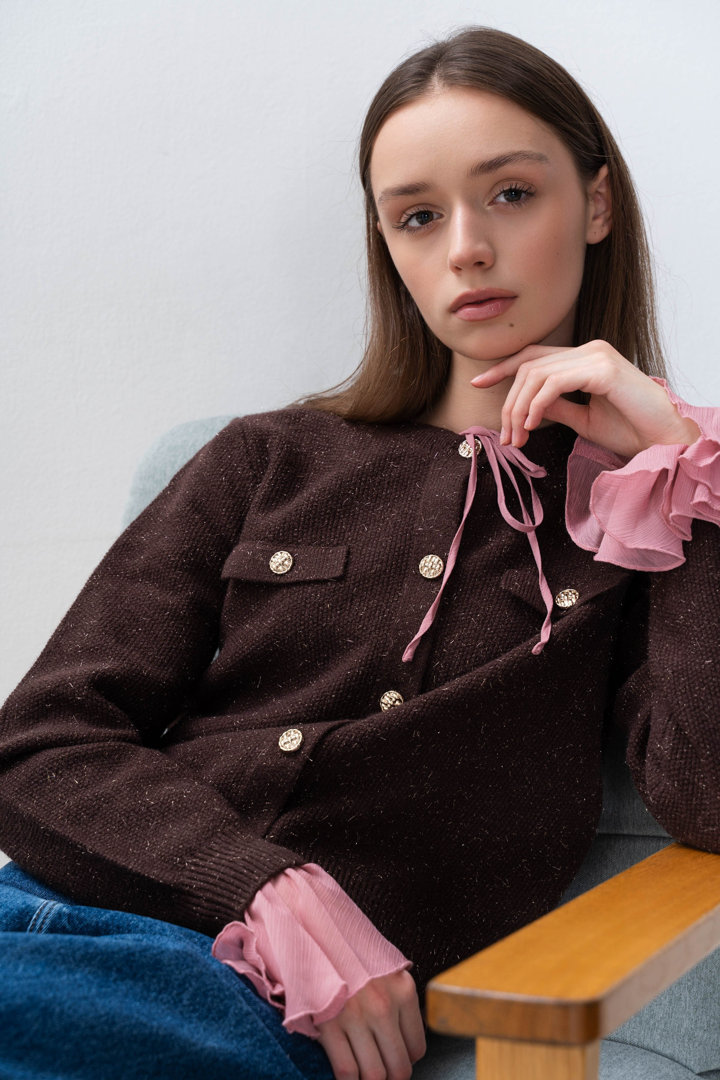 Лукбук у белой стены. Главная