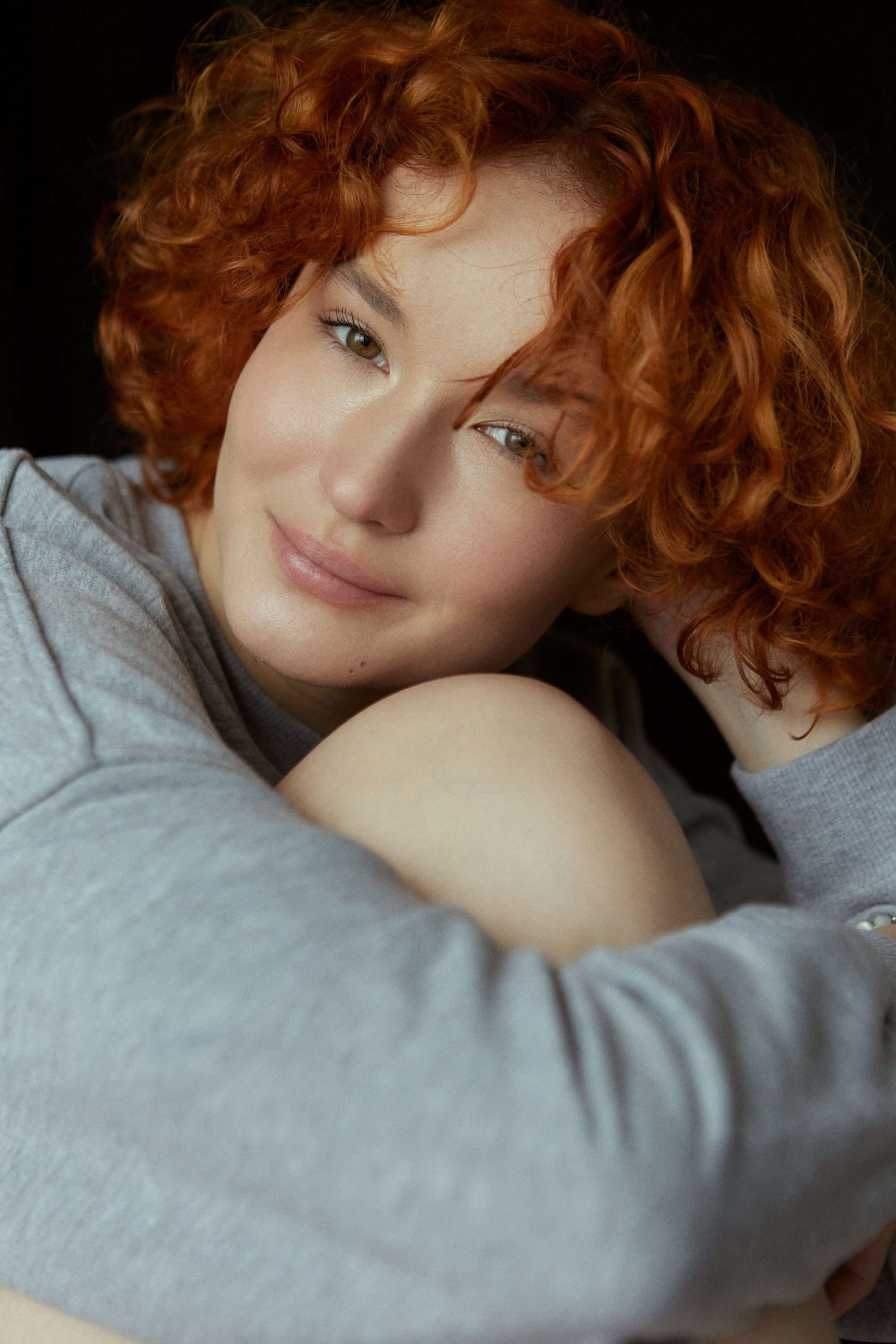 Портретный фотограф в Москве Калагина Светлана. Профессиональная женская фотосессия в студии. Модельные тесты. Модельное портфолио. Портрет рыжей девушки