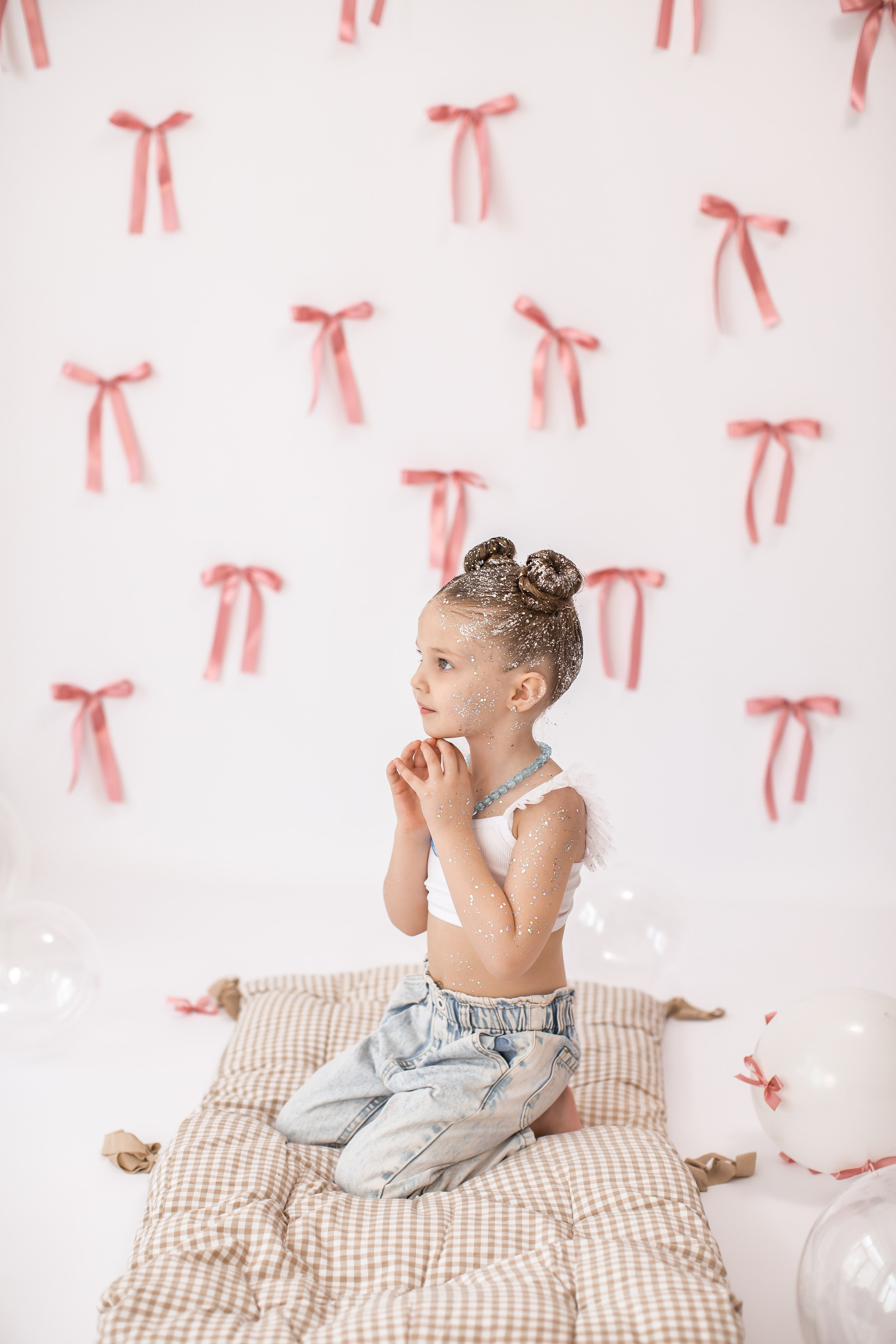 День рождение от 4 до 18 лет (на белом фоне). Детский семейный фотограф на первый годик город Новосибирск Дымова Светлана пакеты всё включено 1-3 года