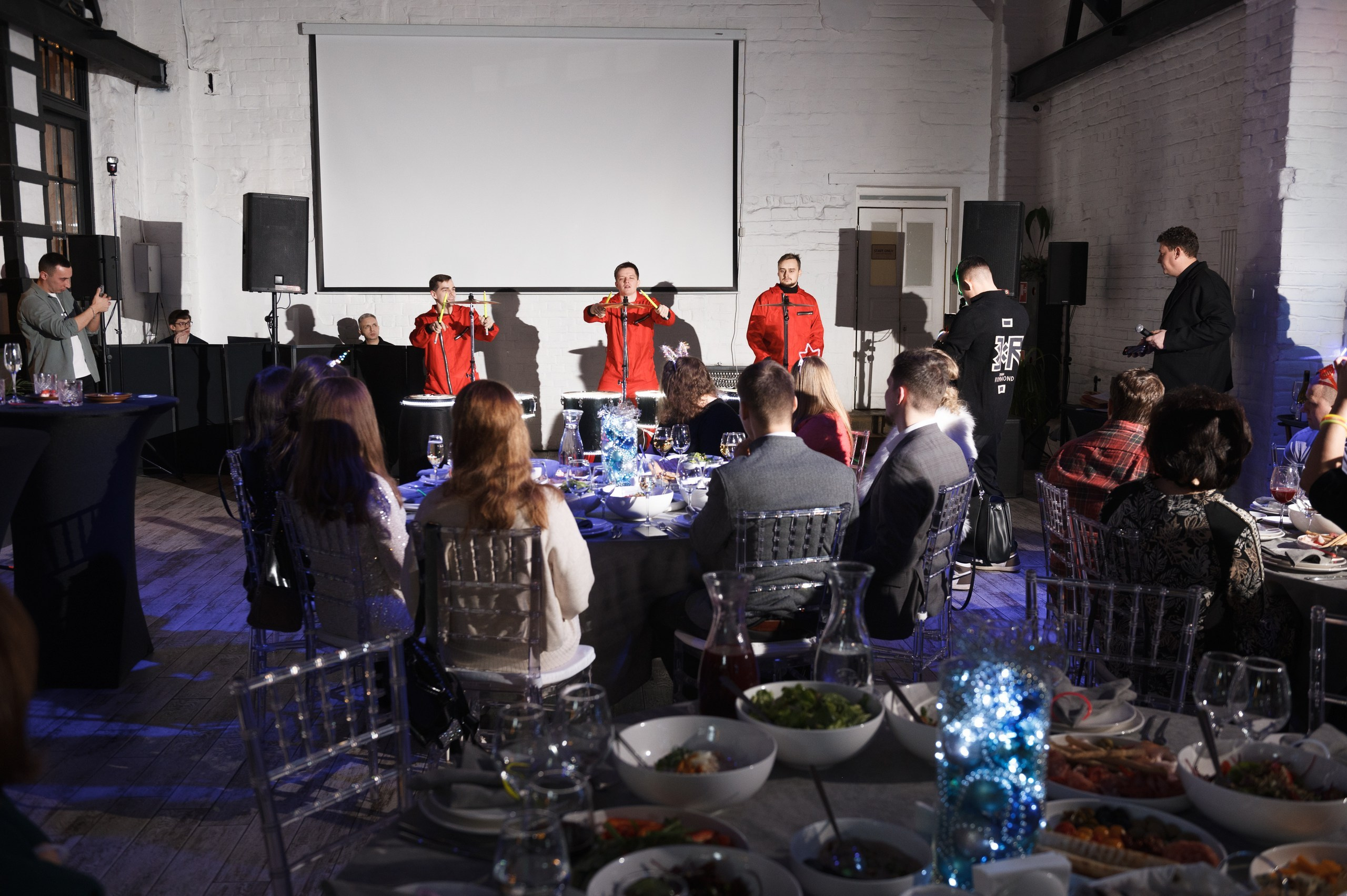 Новогодний корпоратив в стиле Неоновая вечеринка. Праздничное агентство ПИОН