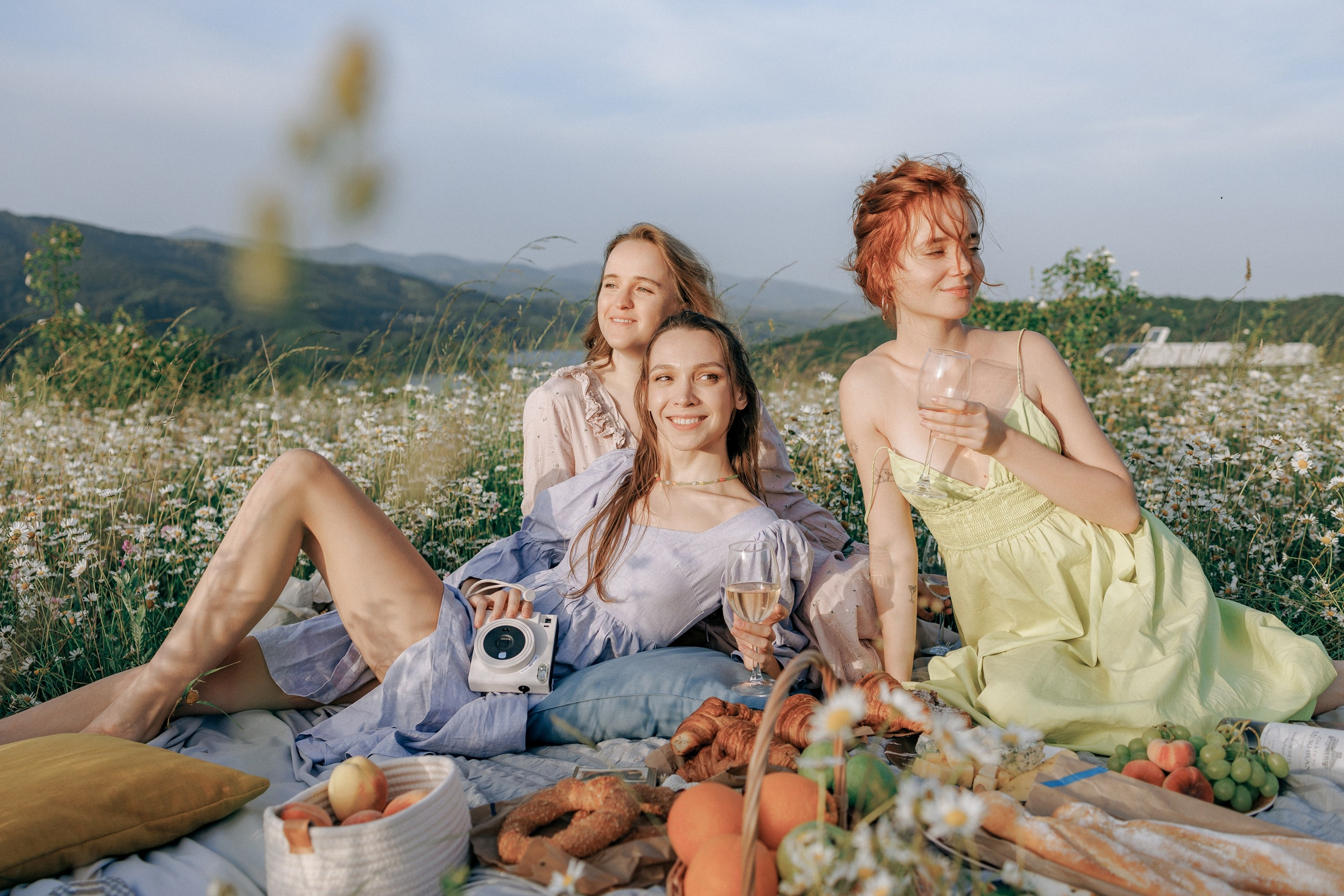 Picnic in the chamomile field in Georgia. Fedor Lemeshko — Destination Wedding and Family Lifestyle photographer