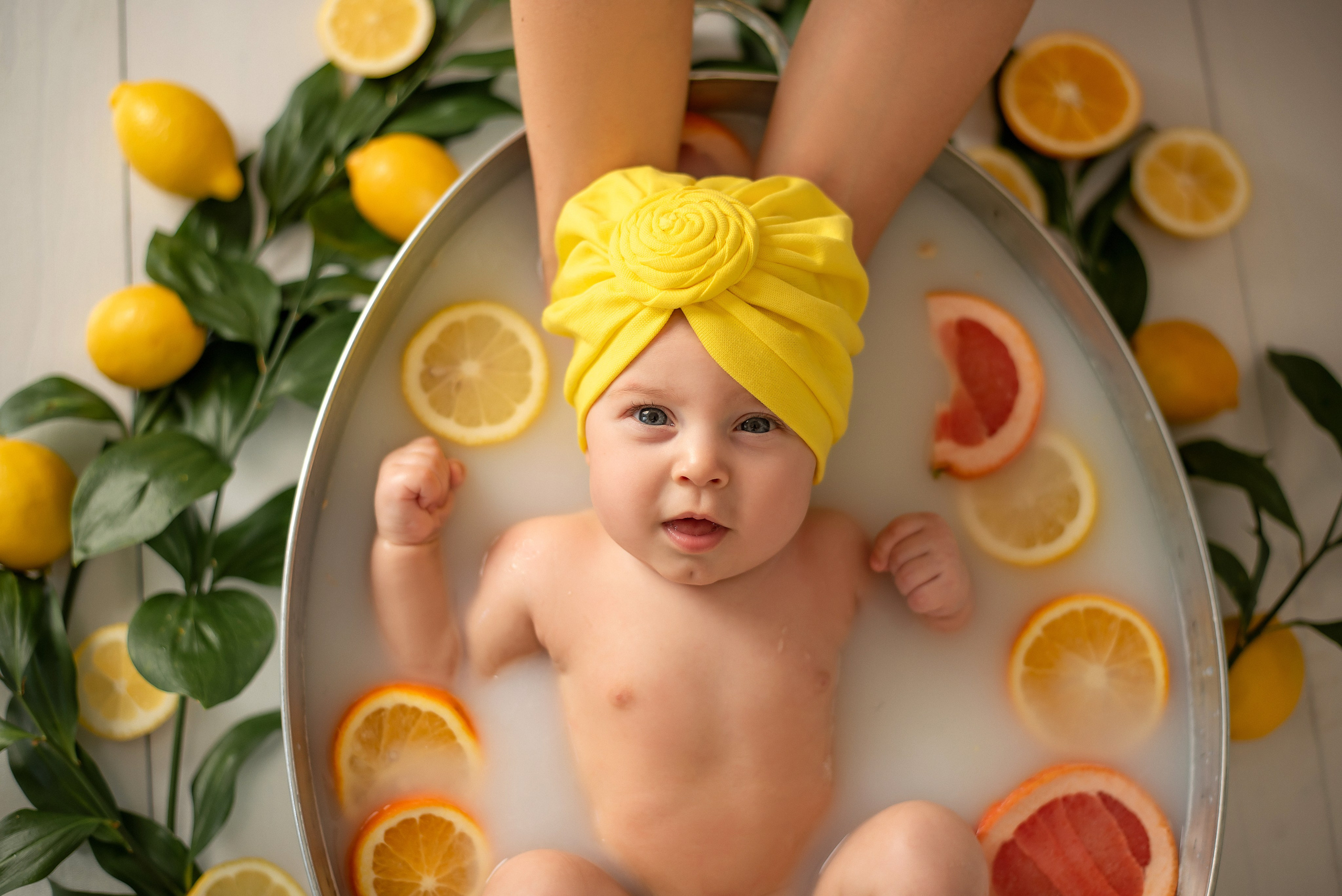 Верочка — купание в молочной ванне. Семейный и детский фотограф Наталья Горда