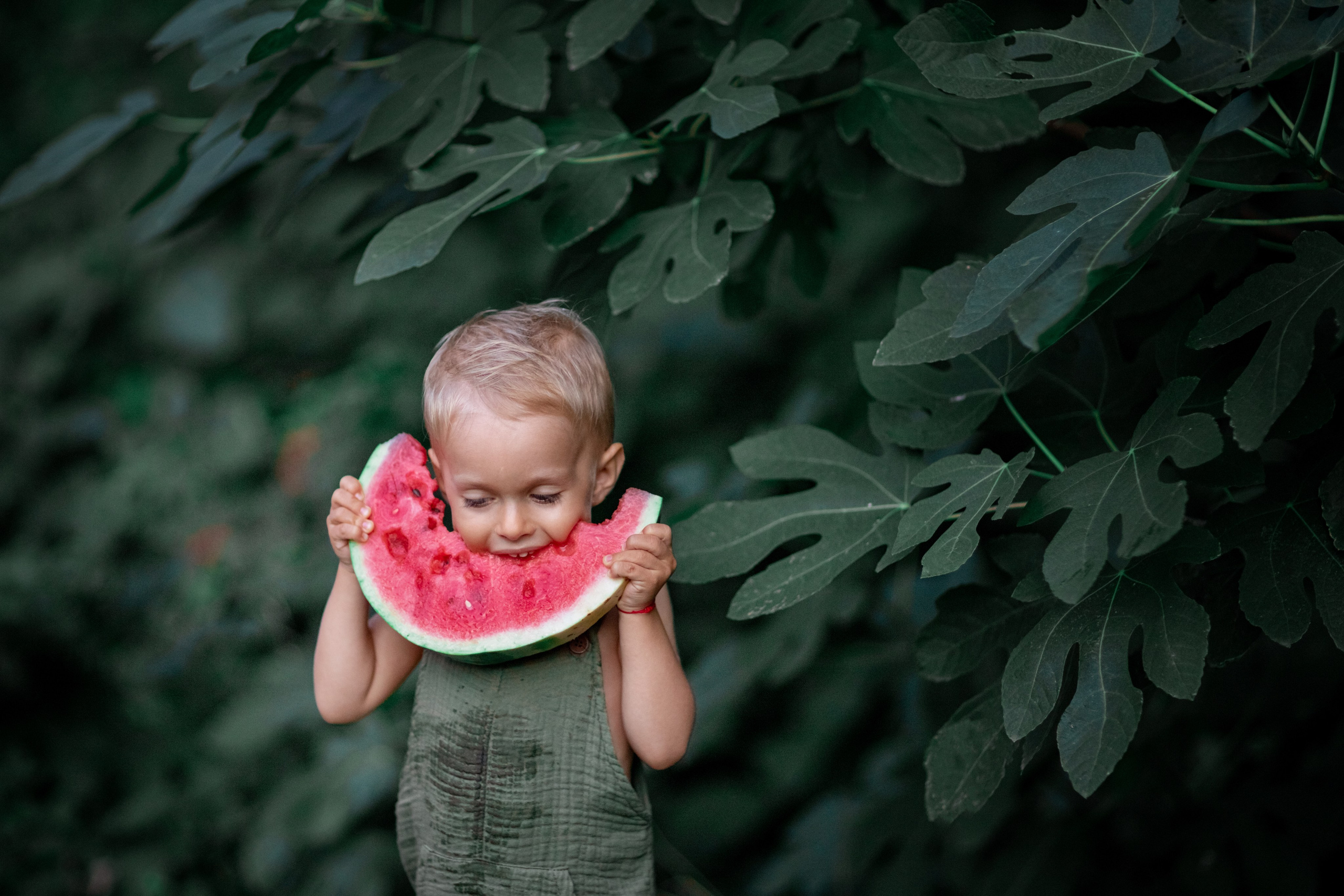 фото с арбузом, идея фотосессии сарбузом, арбуз, ребенок с арбузом
