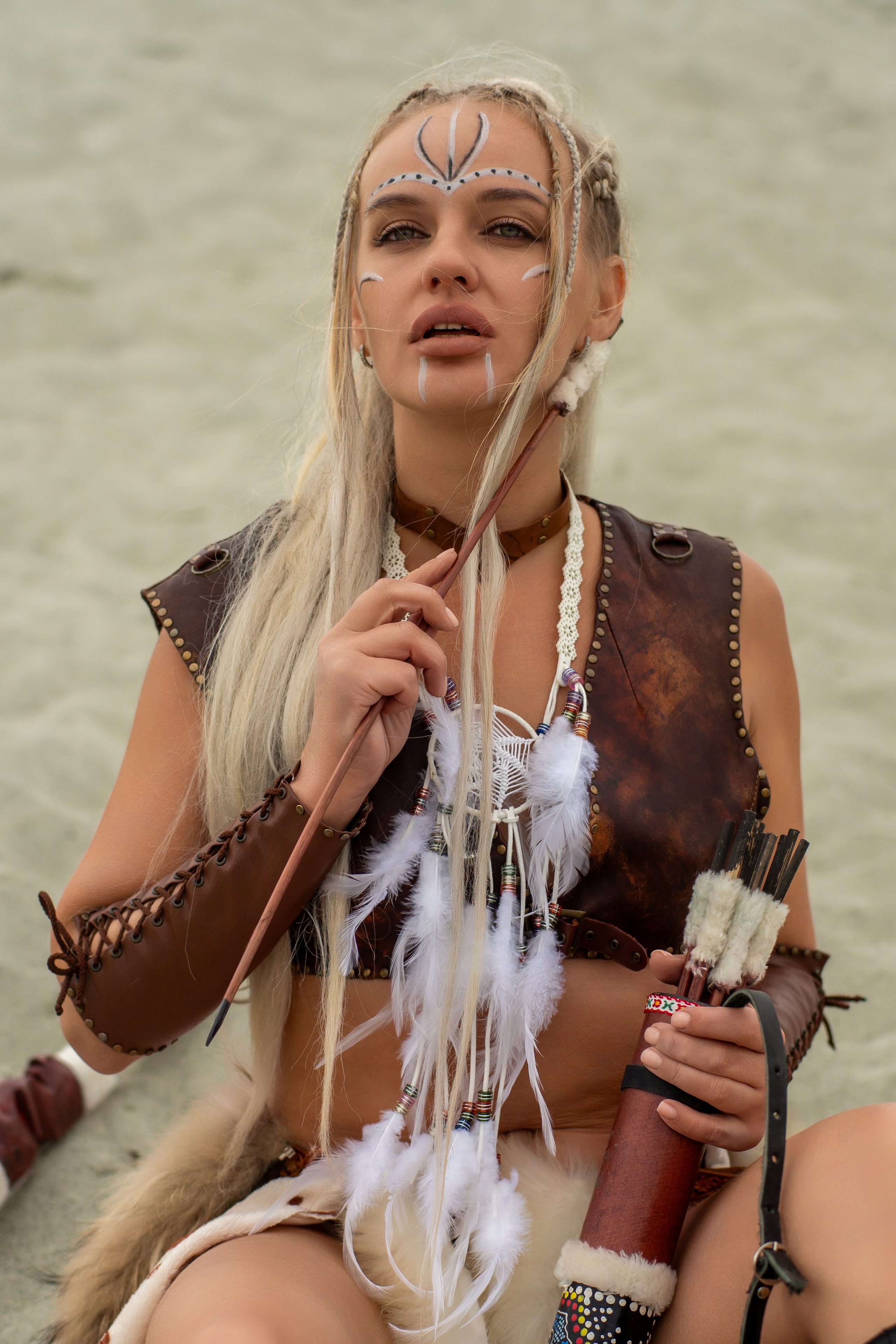 Косплей амазонки  перевоплощение в образ этого персонажа древнегреческой мифологии.Реквизит: лук и стрелы, меха, а также украшения из камней, перьев, меха, кожи, дерева.  Автор фотограф: Додров. Ph: dodrov.