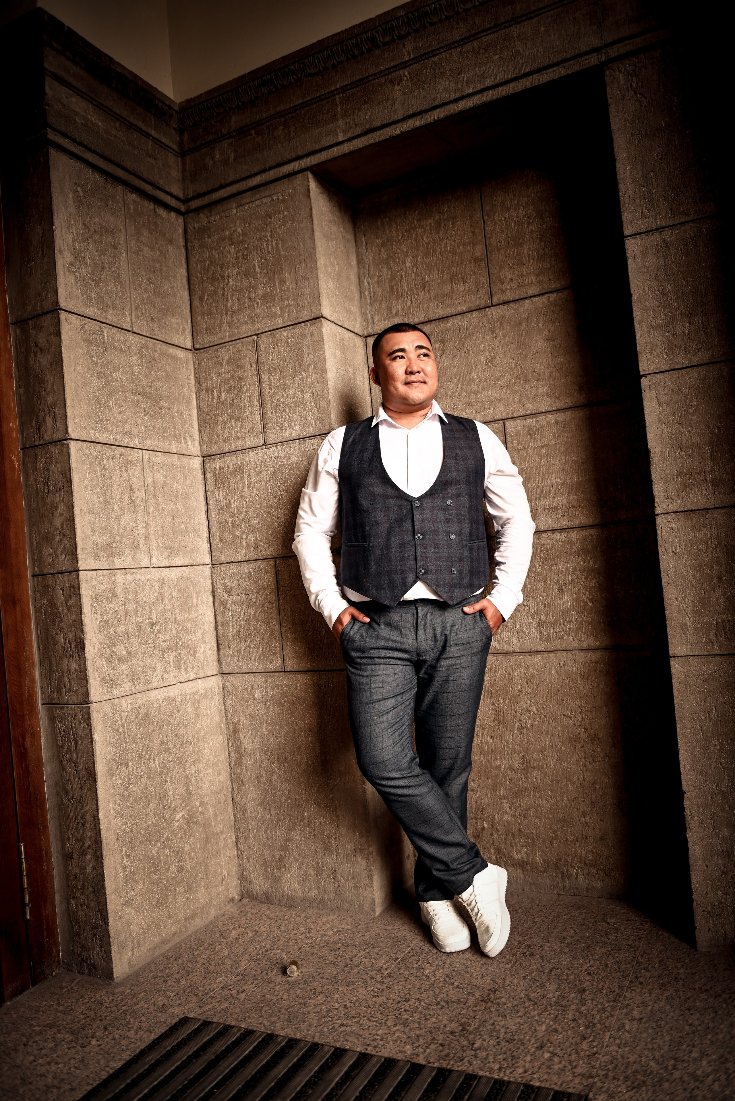 Небольшая свадебная серия в музее и прогулкой под дождем Эльмиры и Ризата. Свадебный, семейный, детский, контент фотограф в Омске Максим Ильин