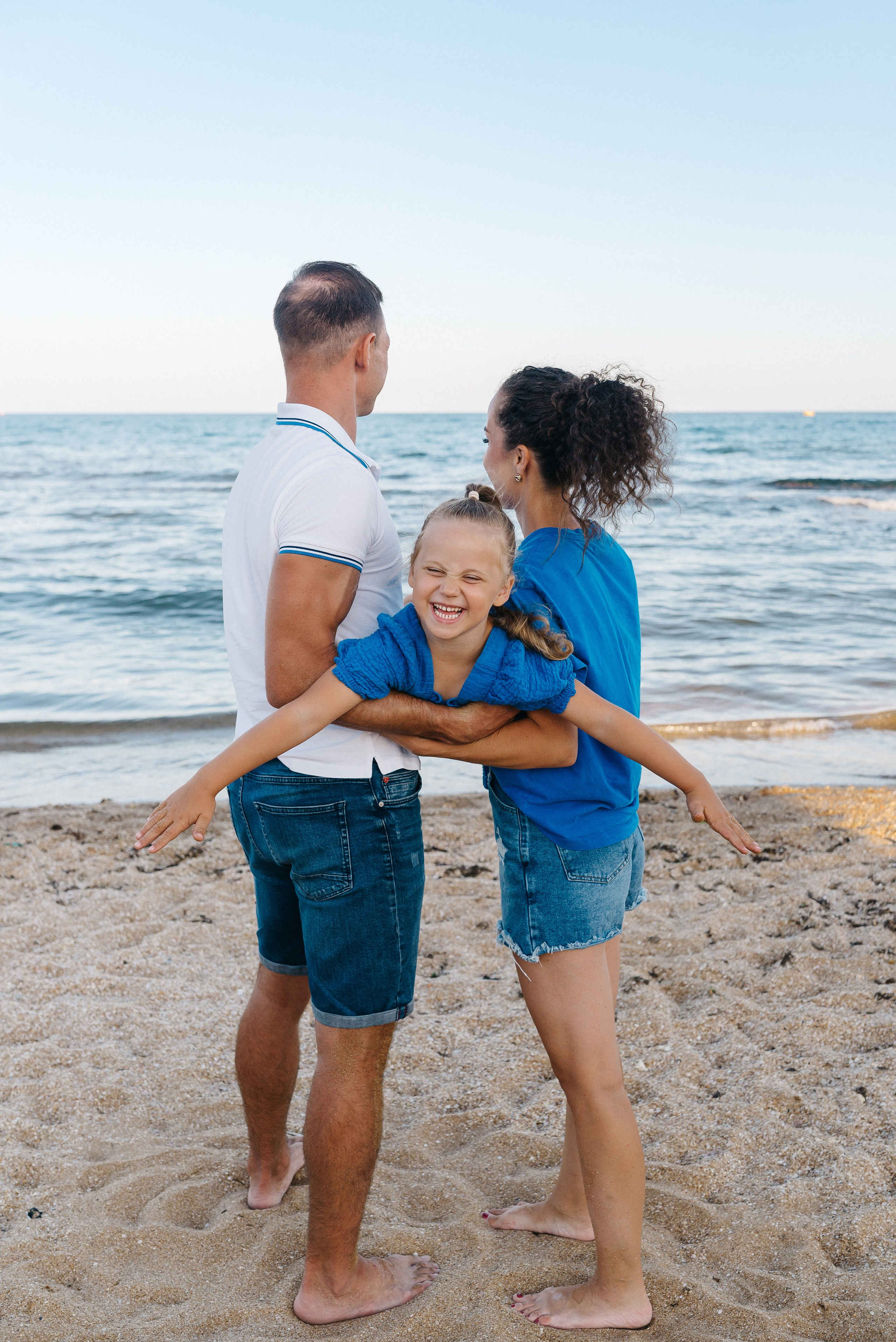 СЕМЕЙНАЯ ФОТОСЕССИЯ НА БЕРЕГУ МОРЯ В ФЕОДОСИИ