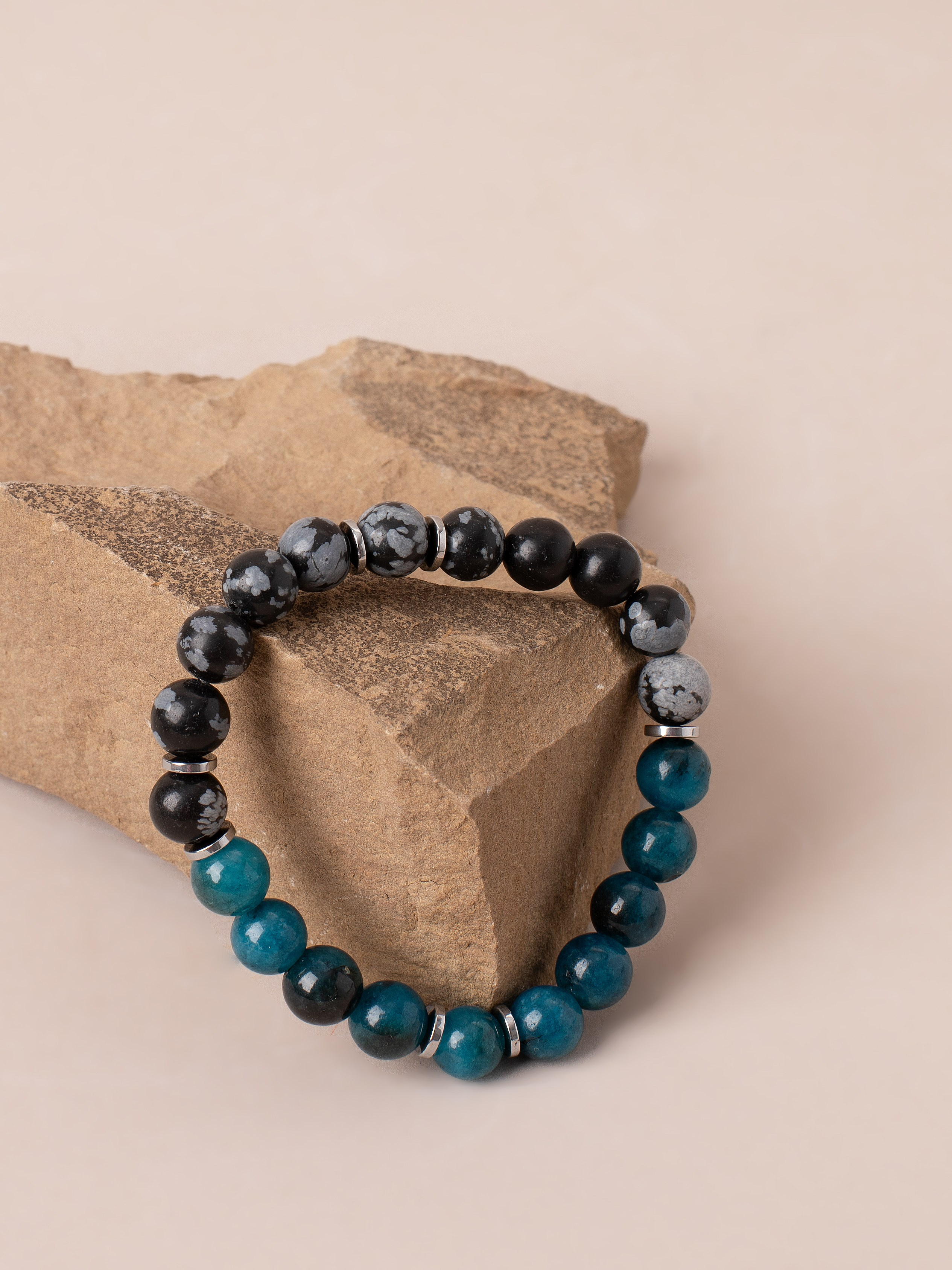 Браслеты ручной работы. Фотостудия предметной и модельной съёмки для маркетплейсов