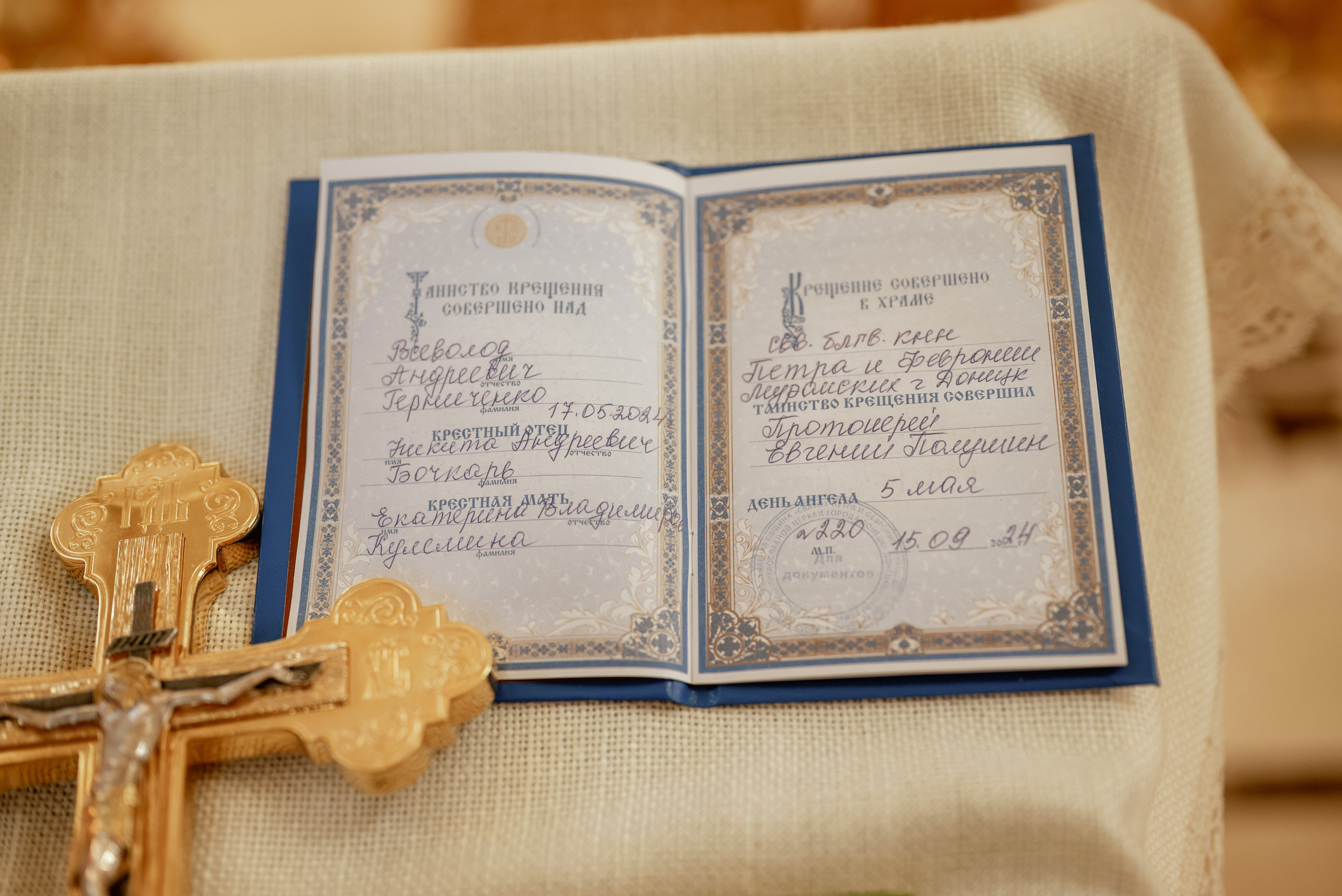 Крещение в светлом храме. Юлия Басня семейный и свадебный фотограф в Донецке