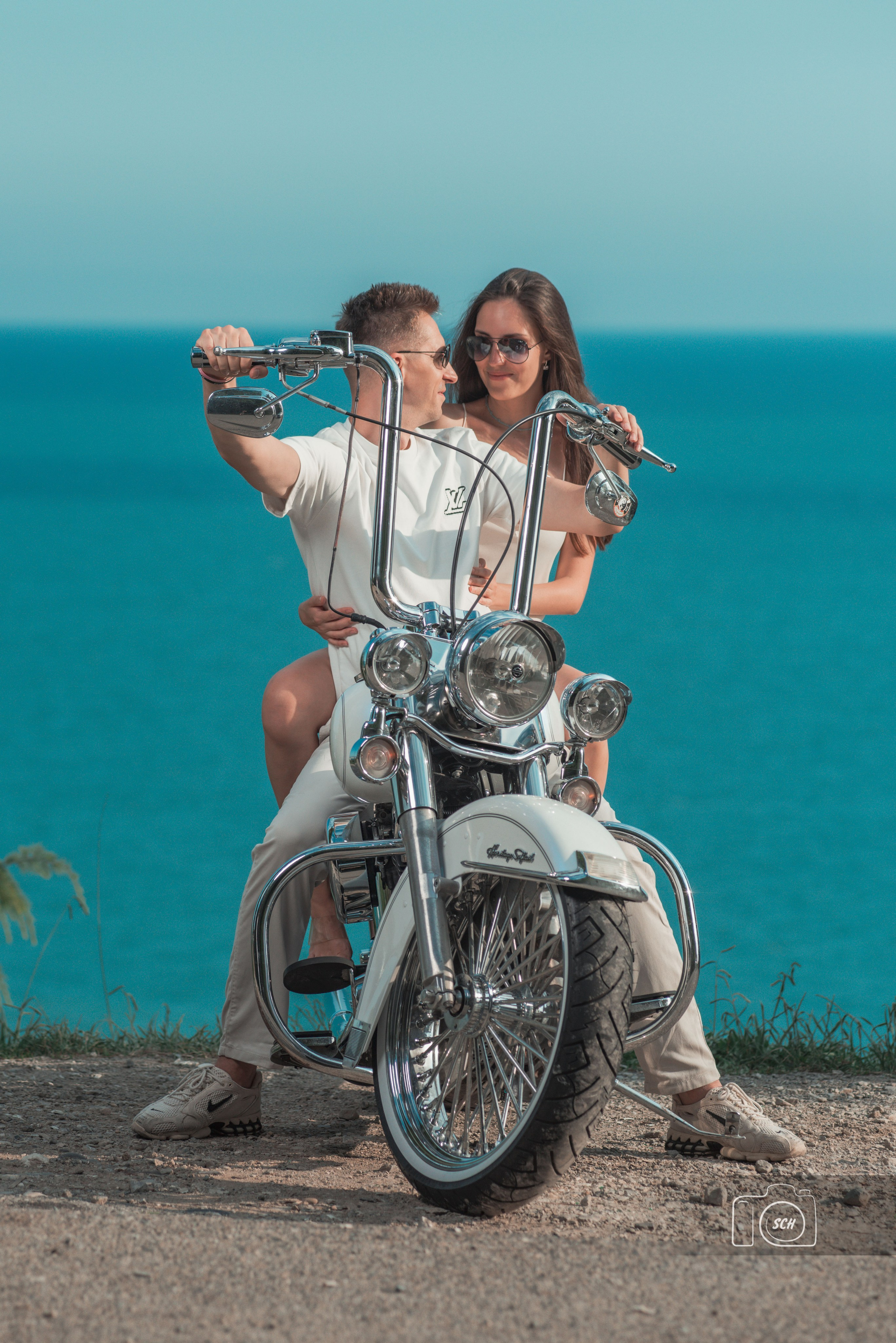 Солнечная фотосессия с белым harley-davidson