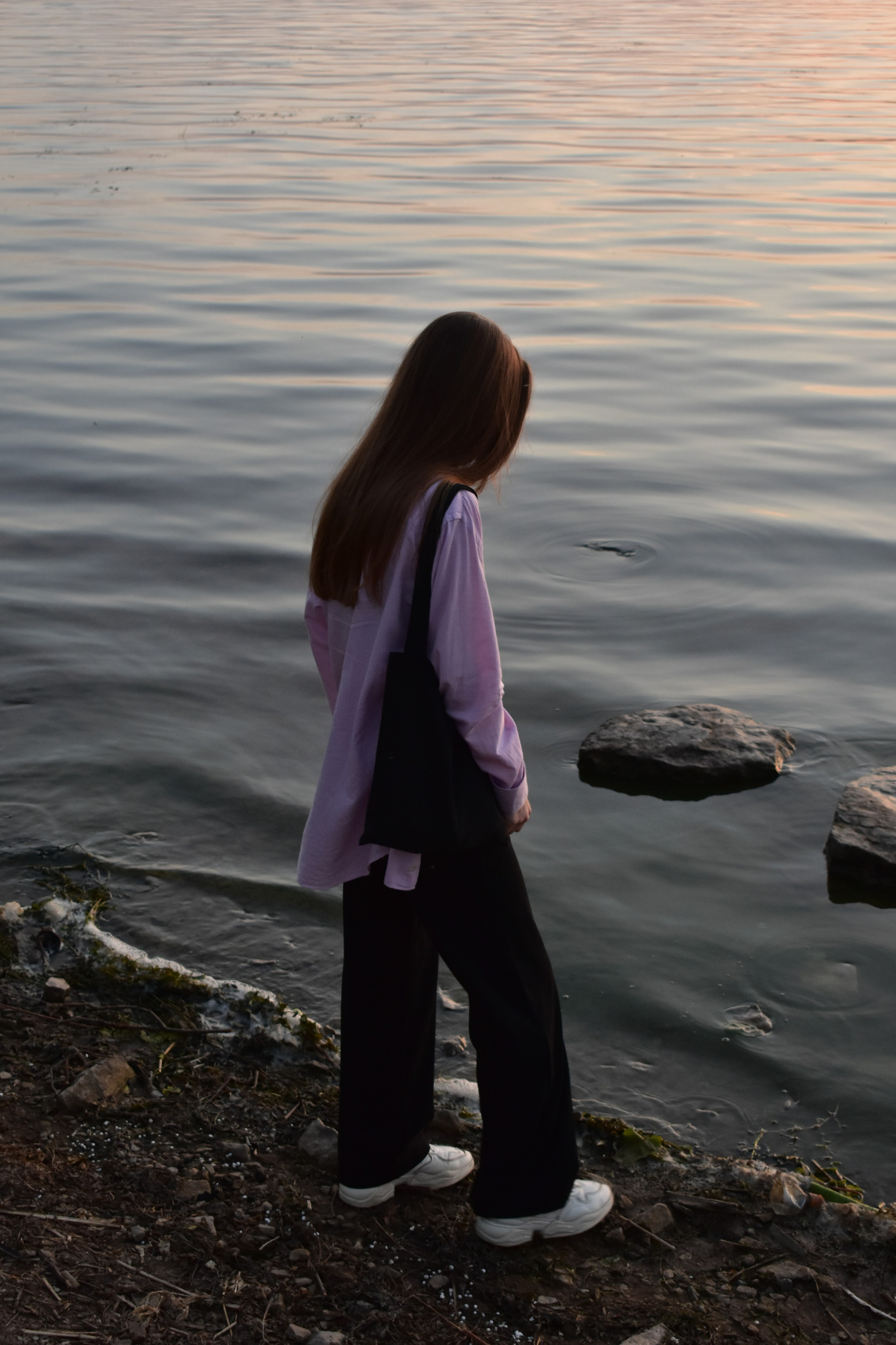 одинокая девушка на фоне моря