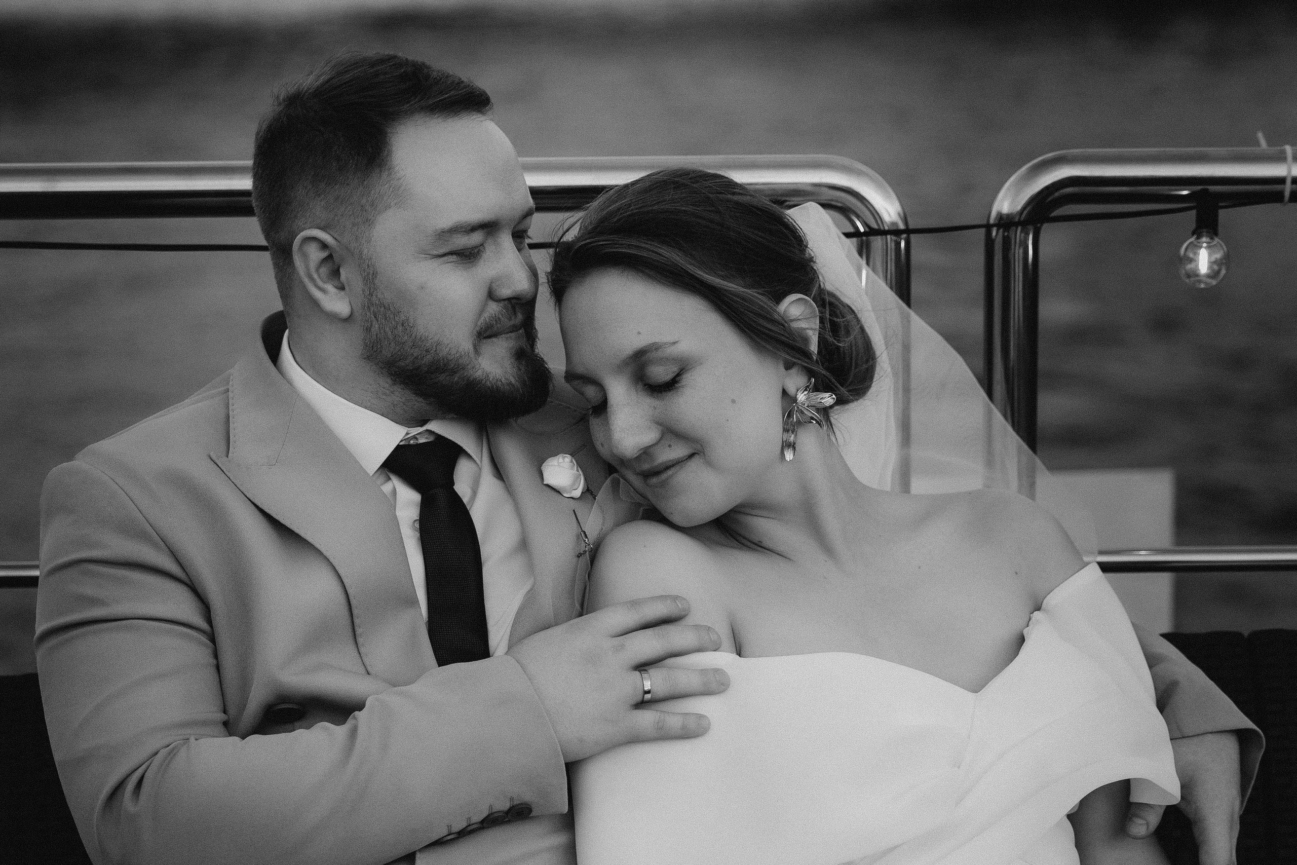 Утро невесты и свадебная фотосессия на теплоходе по Москве-реке